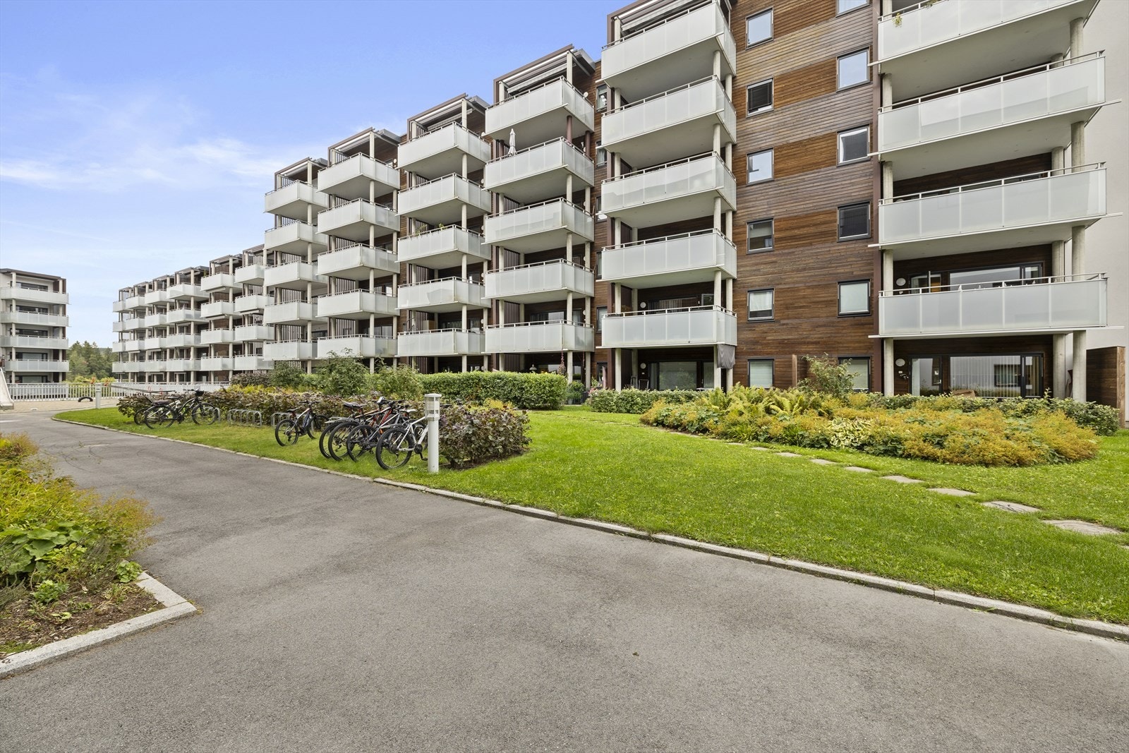 Moderne boligbygg fra 2017 med fasader i plater og vedlikeholdsvennlig trekledning. Galleribilde