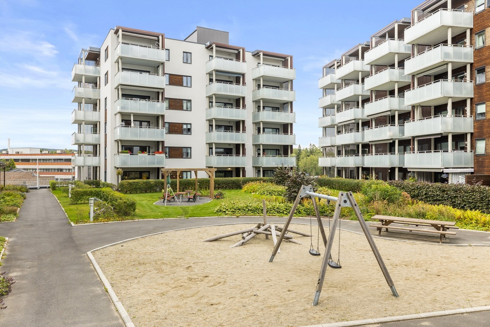 Store, grønne fellesområder innbyr til lek og sosiale sammenkomster. Galleribilde