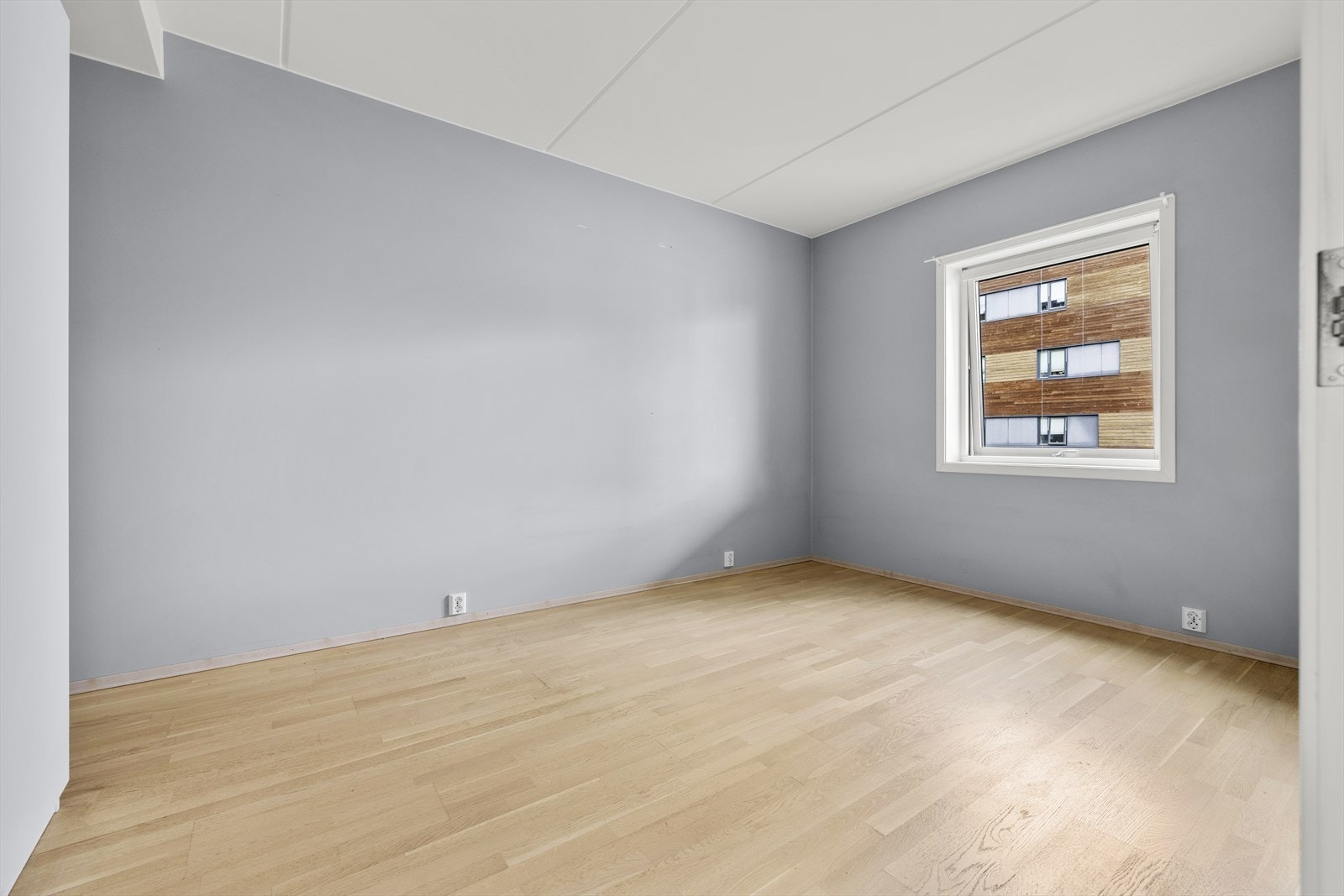 Romslig hovedsoverom med god plass til dobbeltseng og garderobeløsning. Galleribilde