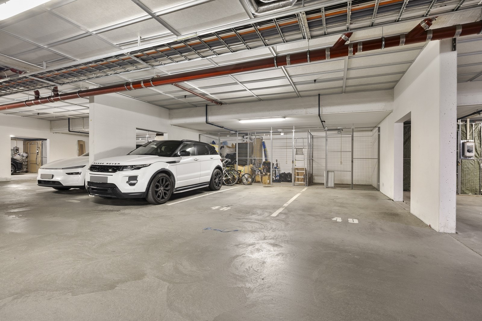 Leiligheten har en fast p-plass nummerert 49 og disponerer en praktisk kjellerbod på 5m² bak p-plassen i felles garasjeanlegg. Galleribilde