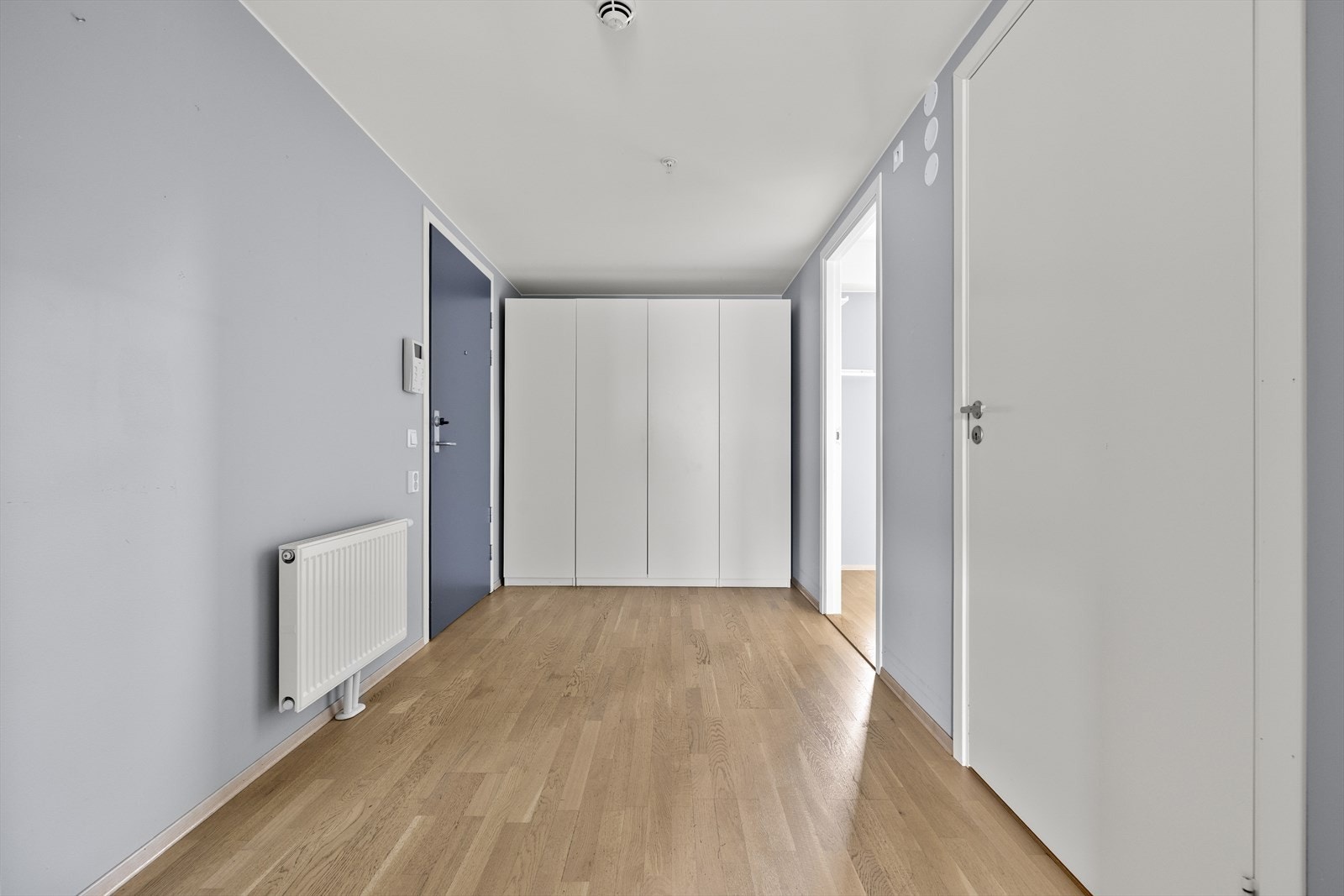 Innbydende entré med plass til oppbevaring av yttertøy og sko. Galleribilde