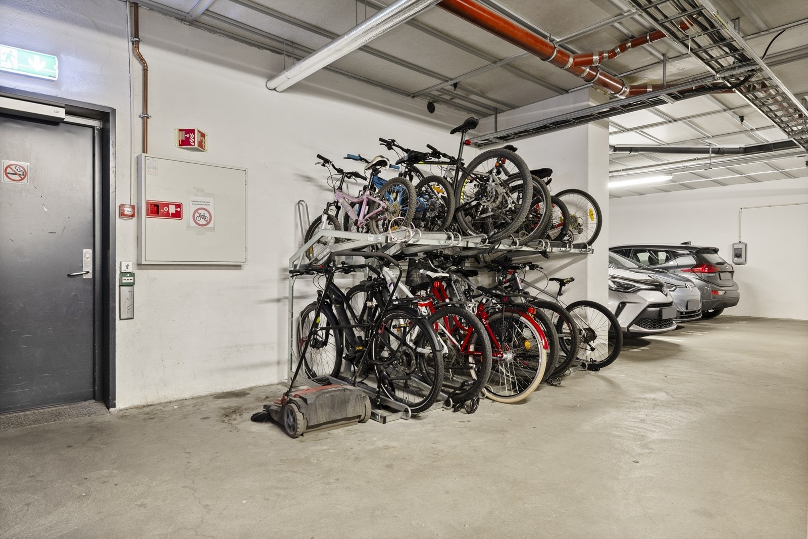 Sikker og praktisk sykkelparkering for beboerne i fellesarealene. Galleribilde