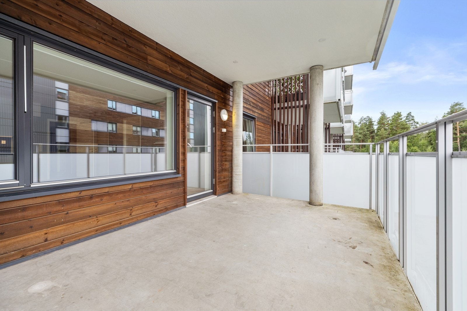 Innred med en hyggelig sittegruppe og nyt en privat og usjenert uteplass. Galleribilde