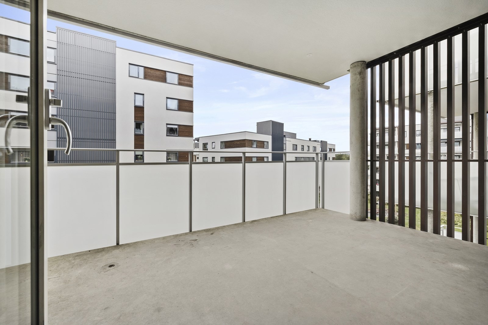 Den overbygde balkongen på 14m² fungerer som en forlengelse av stuen. Galleribilde