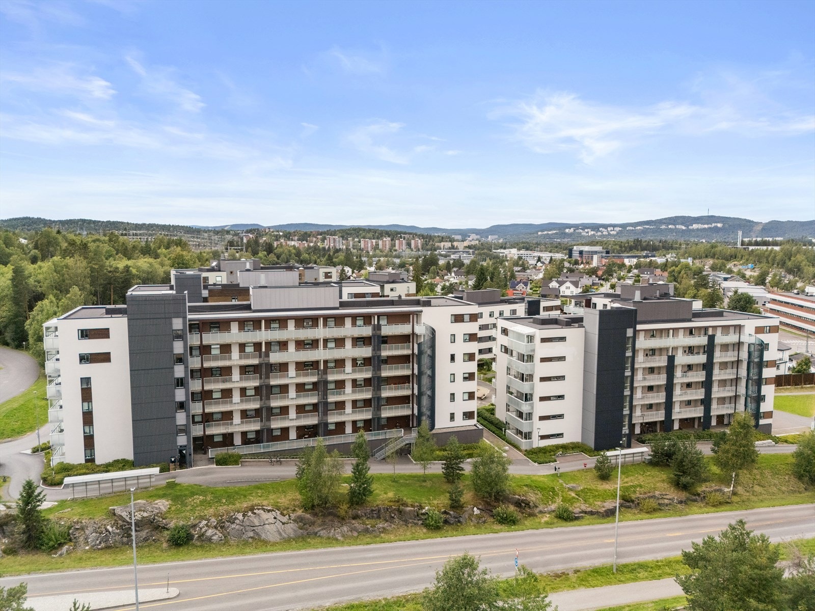 Leiligheten ligger sentralt til på Lørenskog med kort vei til bussholdeplass som tar deg raskt til både Oslo og Lillestrøm. Galleribilde