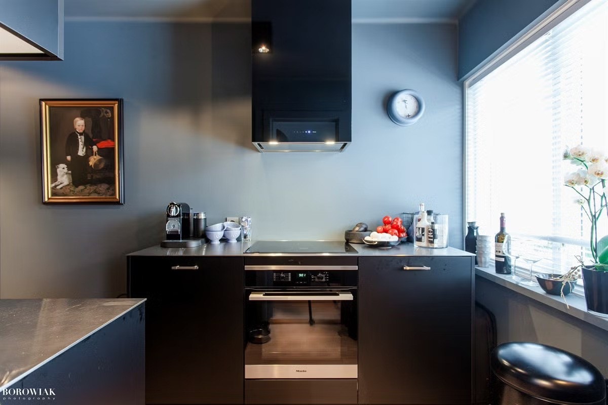 Rålekker og eksklusiv kjøkkeninnredning fra Poggenpohl med benkeplate i stål. Galleribilde