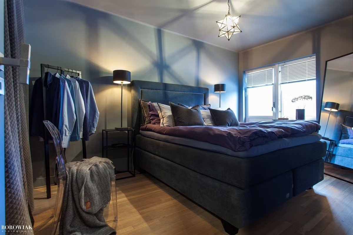 Stort hovedsoverom med utgang til balkong. Galleribilde