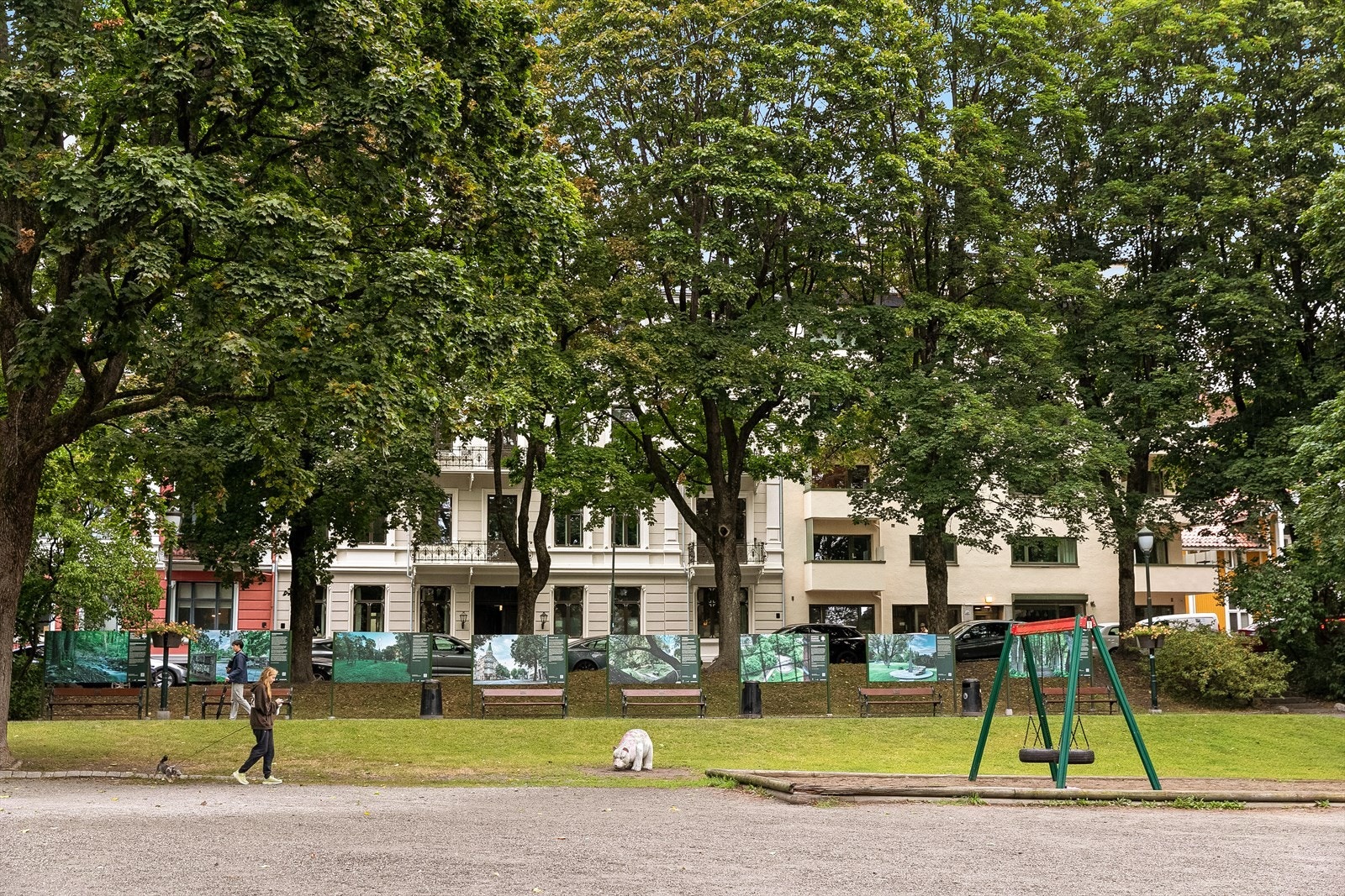 Her bor du i et veletablert og ettertraktet boligområde, kjent for sin rolige atmosfære, vakre bygårder og nærhet til både kultur, handel og natur. Galleribilde