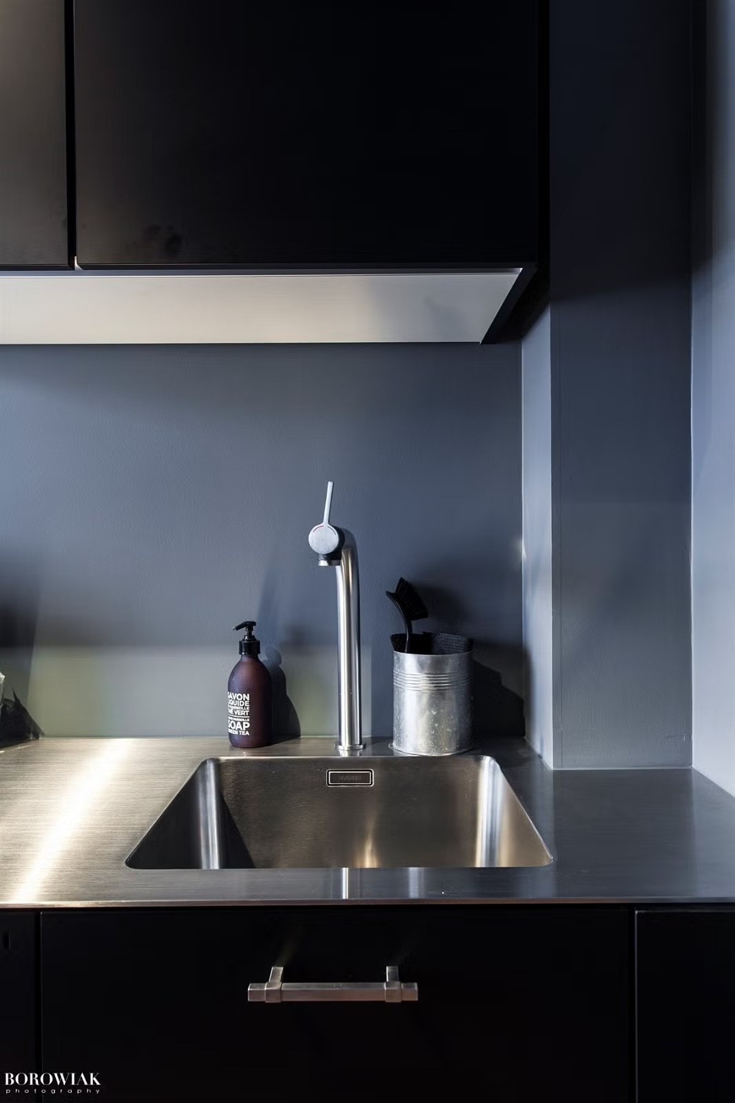 Legg merke til at benkeplaten og kummen er i én hel del. Galleribilde