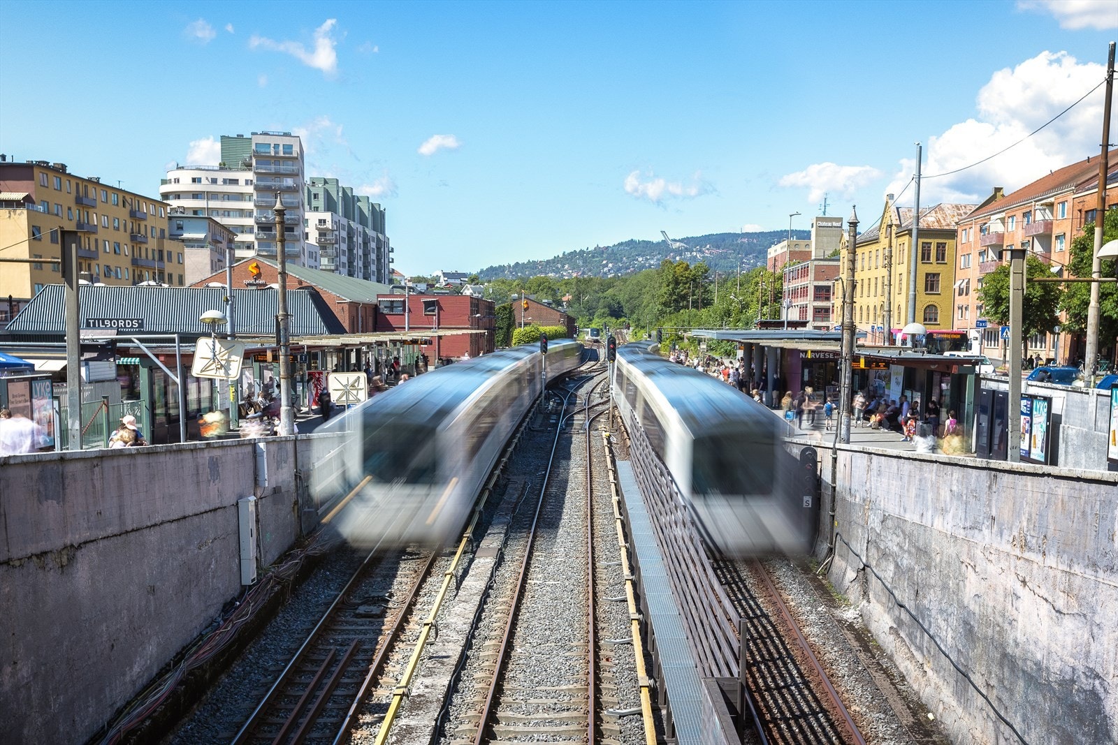 Kort vei til offentlig kommunikasjon som Majorstuen T-bane og buss og trikk ved bl.a. Frogner Stadion rett ved. Galleribilde