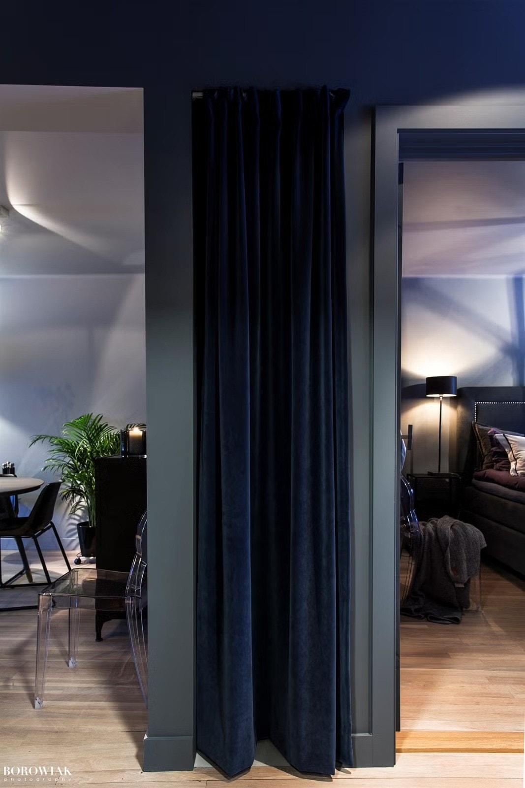 Nisje med oppheng for yttertøy og plass til sko. Galleribilde