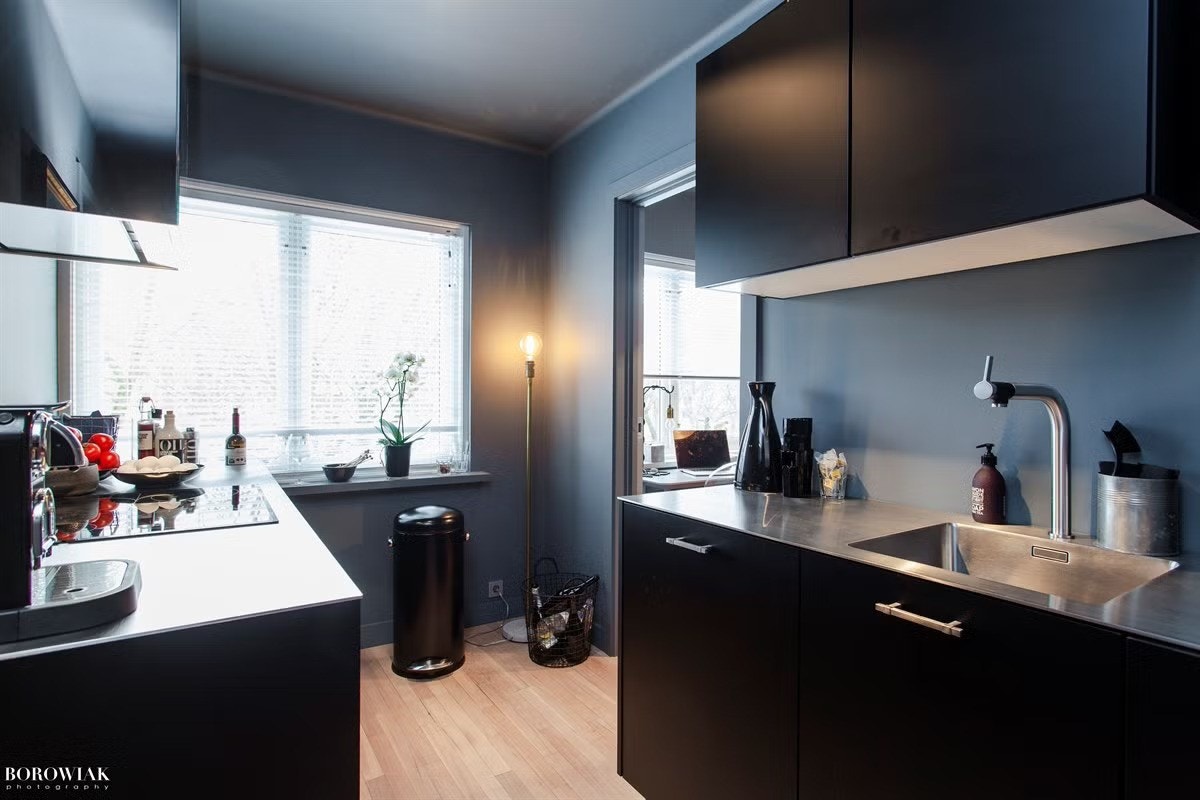 Kjøkkenet har godt med bank- og skapplass. Hvitevarer er integrerte og består av induksjons platetopp og ovn fra Miele, kjøleskapsskuff/seksjon fra Liebherr, oppvaskmaskin fra Bosch. Galleribilde