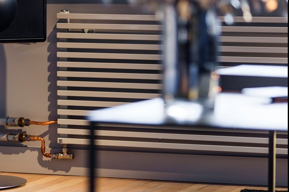 Påkostede radiatorer. Håndlaget på mål fra Brandoni, lakkert i samme farge som veggene. Oppvarming og varmtvann er inkludert i felleskostnader. Galleribilde