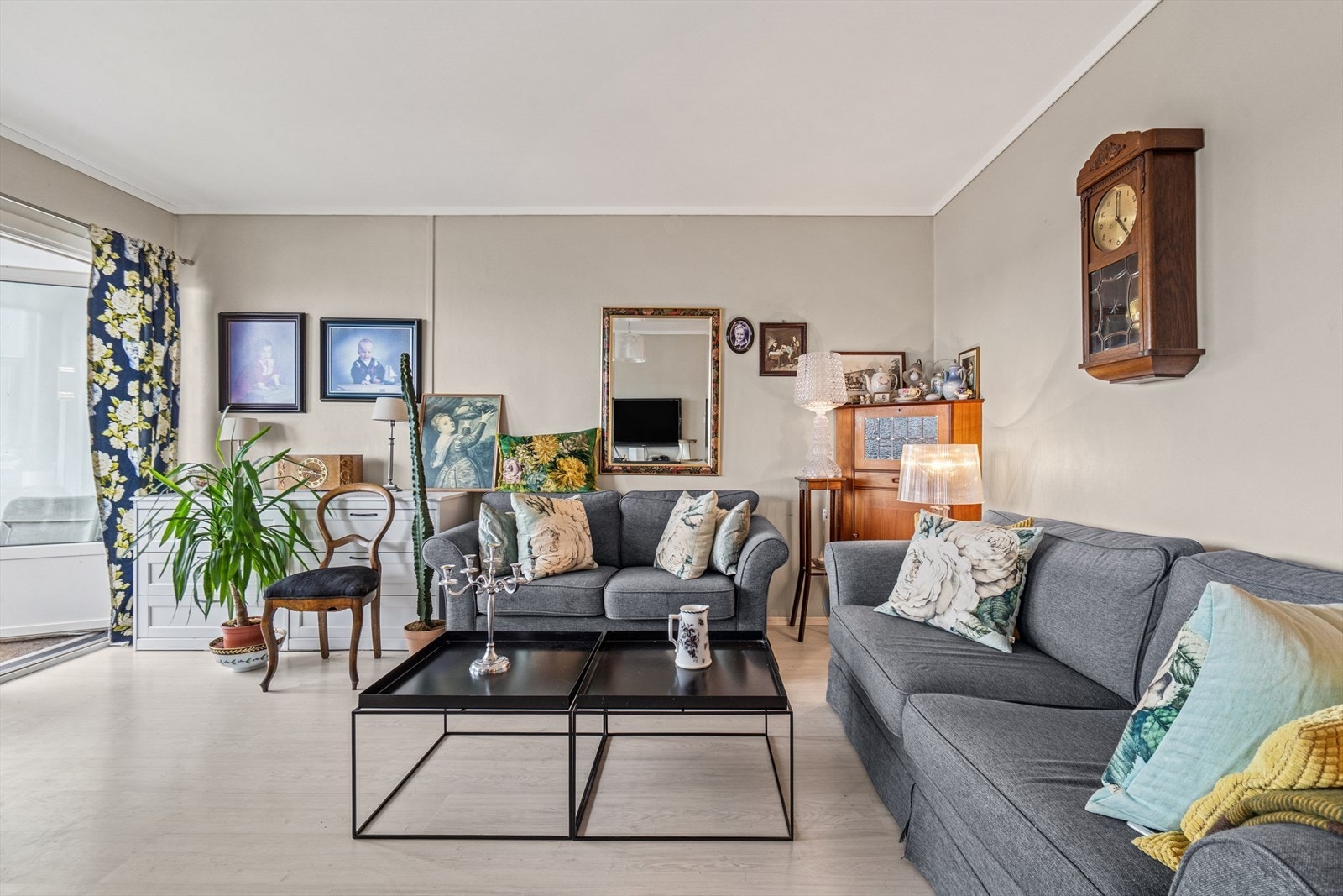 Store vindusflater gir meget godt med naturlig lys inn. Galleribilde