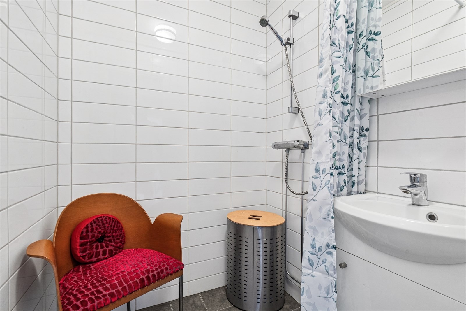 Baderommet er fliselagt og har varmekabler i gulvet. Galleribilde