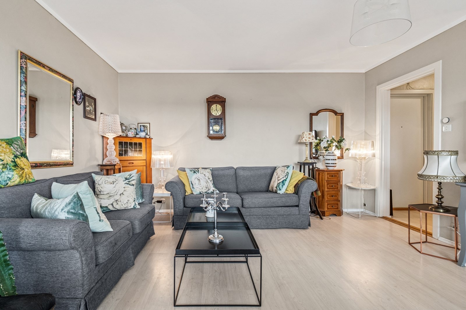 Stuen er malt i behagelig lys farge, og det er lyst laminatgulv. Galleribilde