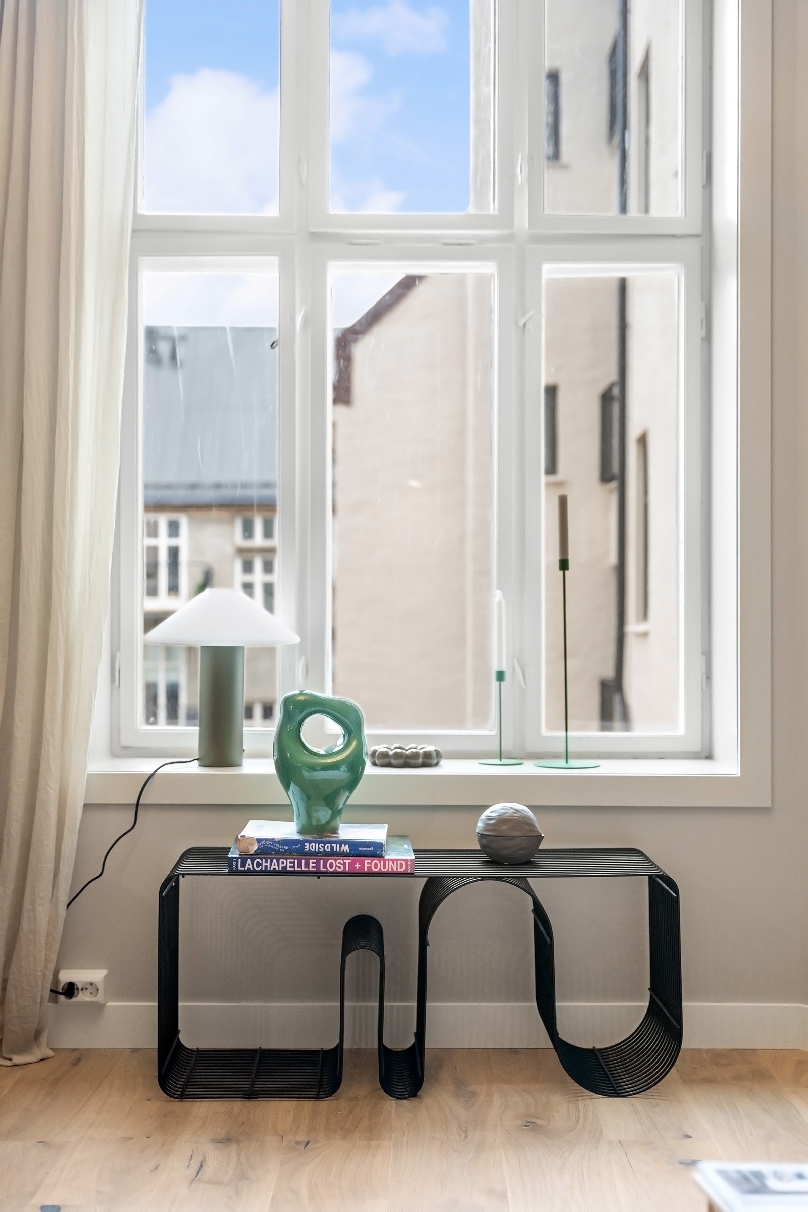 Leilighetens store vindusflater gir godt med naturlig lysinslipp, som bidrar til en luftig romfølelse Galleribilde