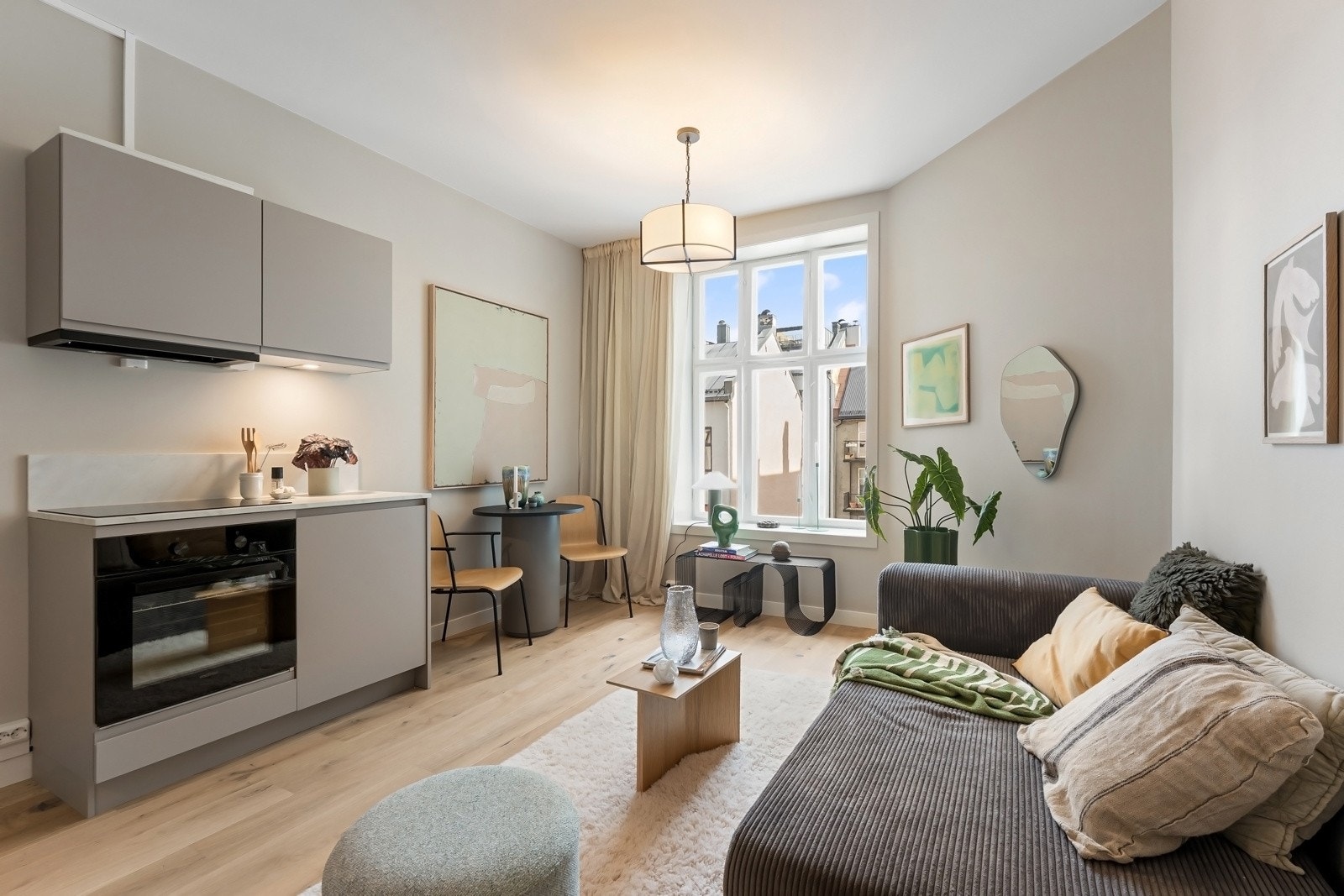 Leiligheten har et allrom med plass til sofa/seng, salongbord og spisebord. Her kan du møblere etter behov Galleribilde