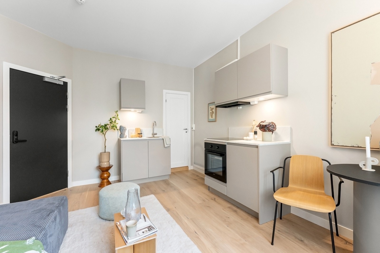 Kjøkkenet er utstyrt med hvitevarer, som blant annet integrert platetopp, stekeovn, oppvaskmaskin og kjøleskap/fryser Galleribilde