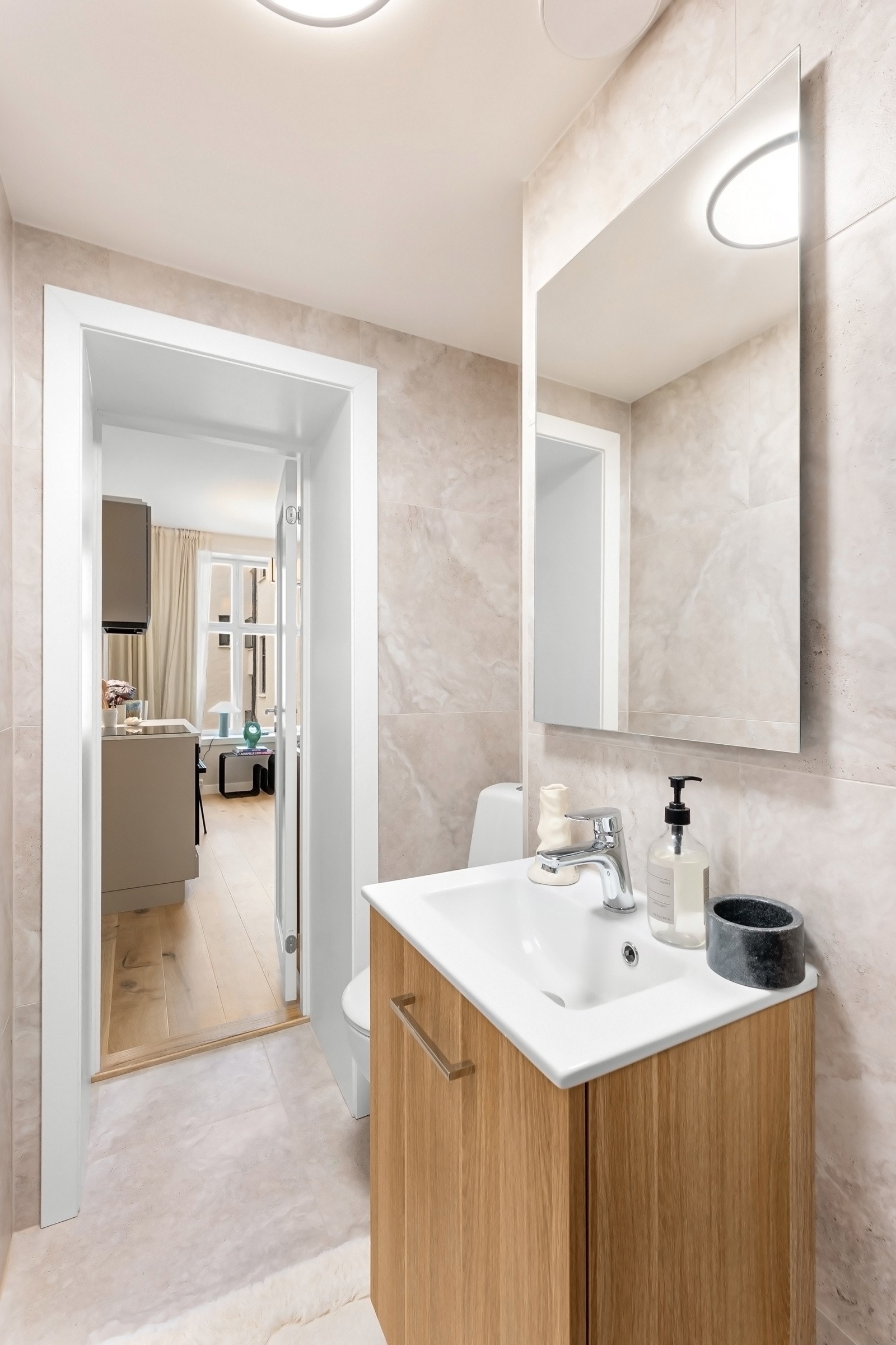 Det er overflateoppusset med ny smøremembran, varmekabler, belysning og innredning over eksisterende bad Galleribilde