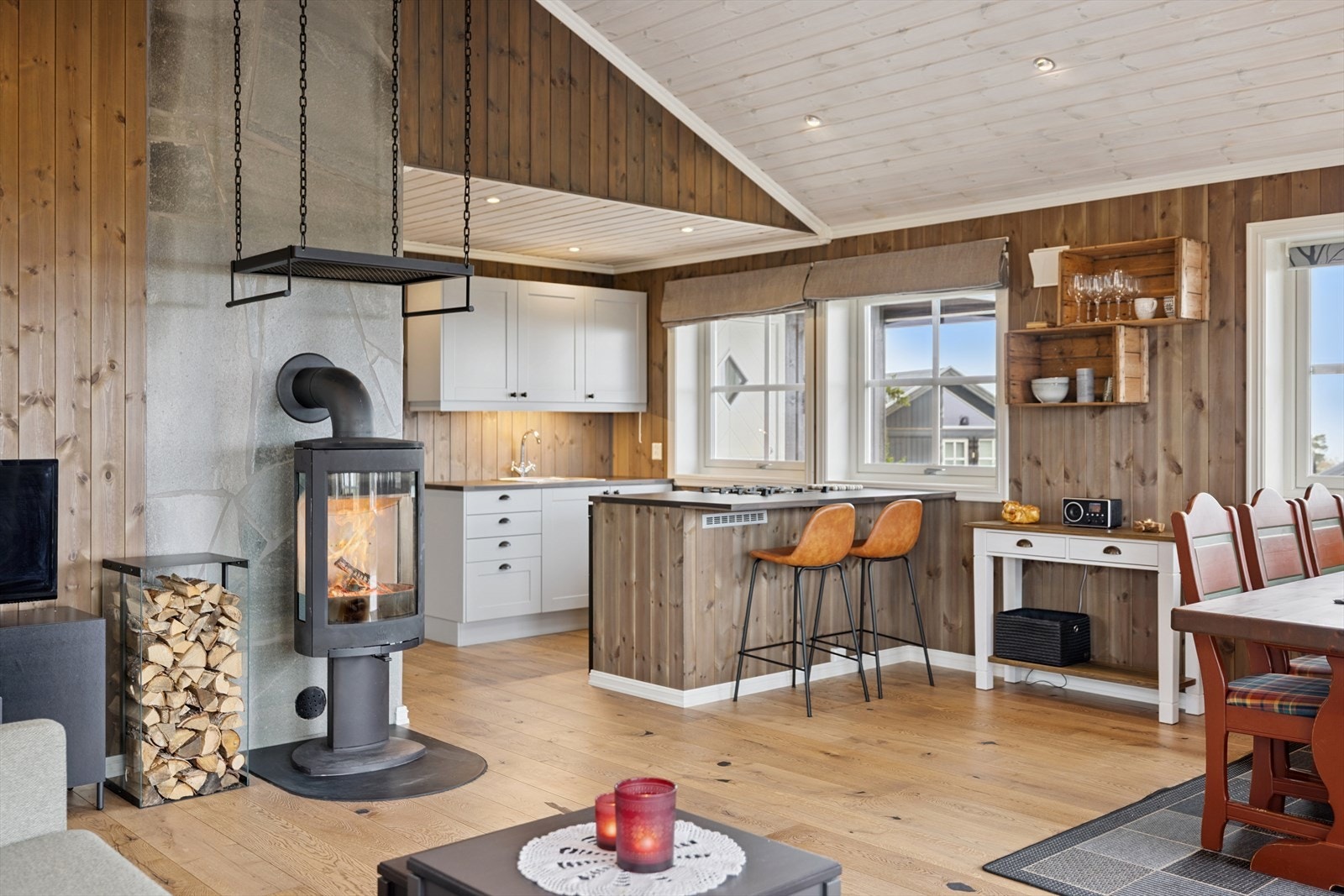 Barløsning på kjøkkenet danner et naturlig skille mellom rommene Galleribilde