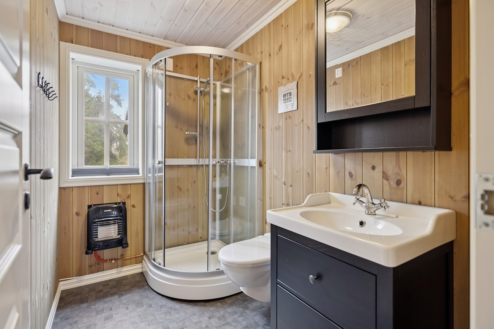 Sanitærrom med dusj, toalett og innredning med servant Galleribilde