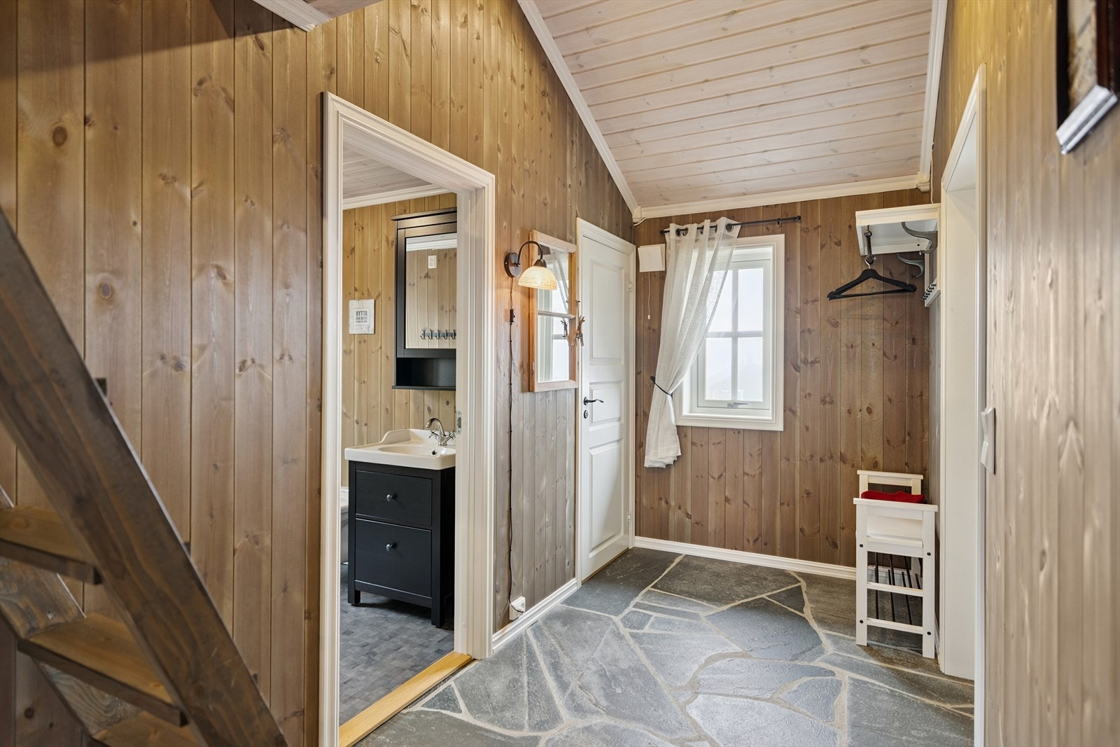 I entréen er det god plass til garderobeløsning for klær og sko. Galleribilde