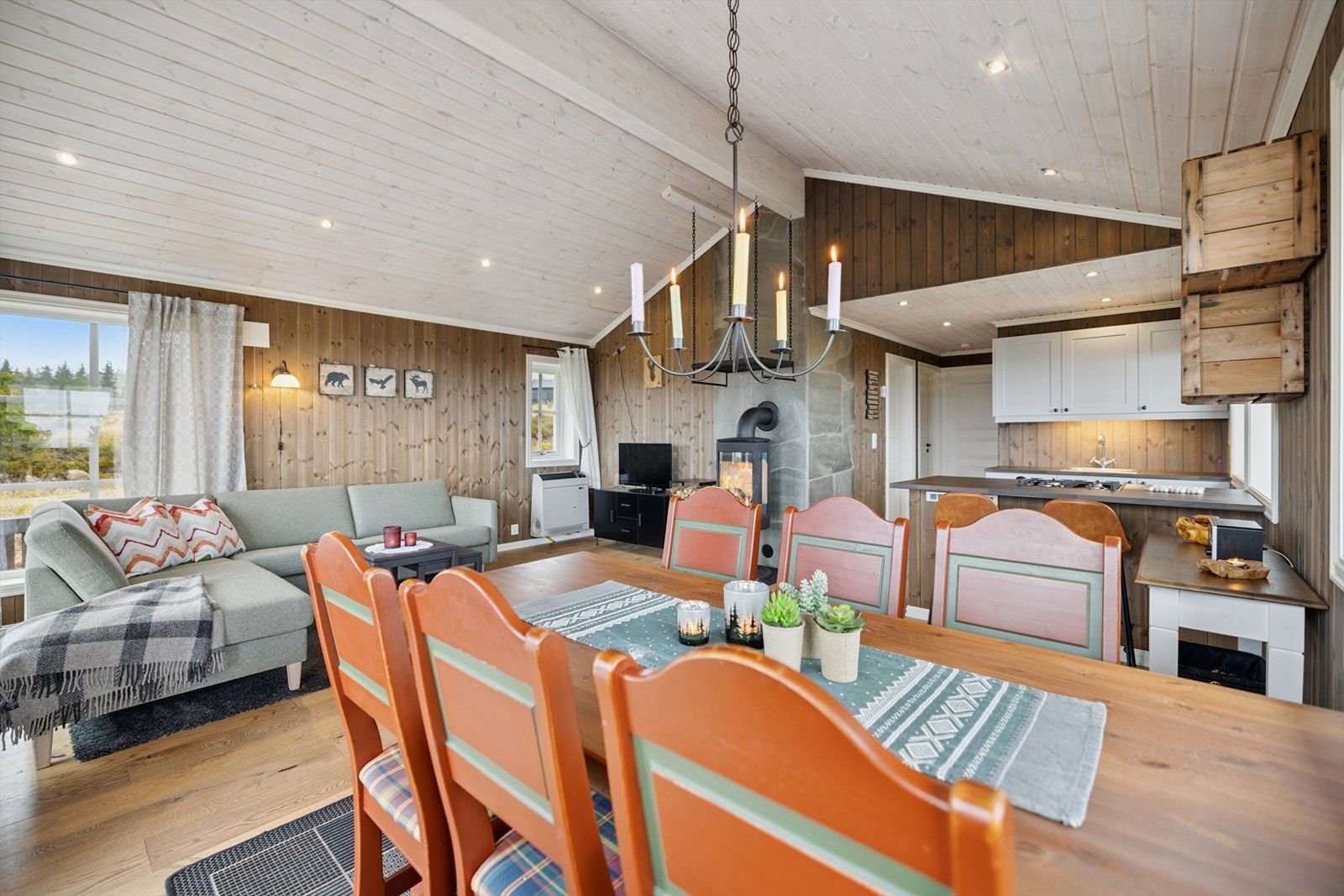 God plass til stort spisebord hvor familie og venner kan samles til gode måltider Galleribilde