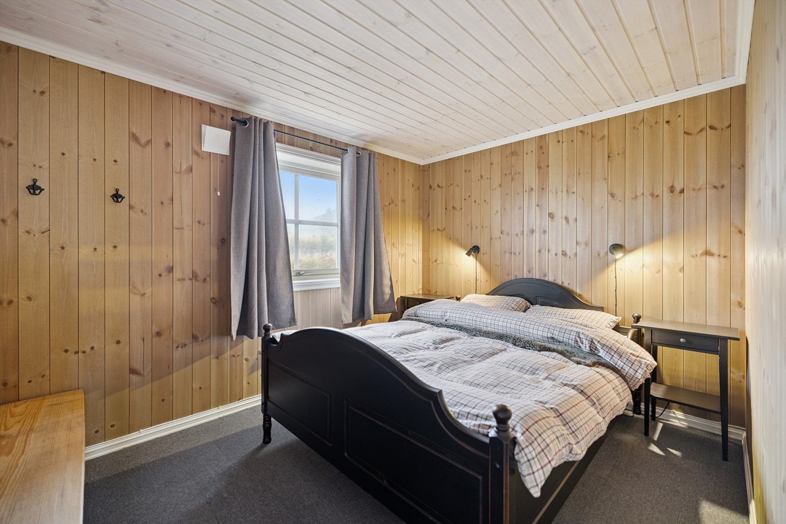 Soverom 1 med god plass til dobbeltseng Galleribilde