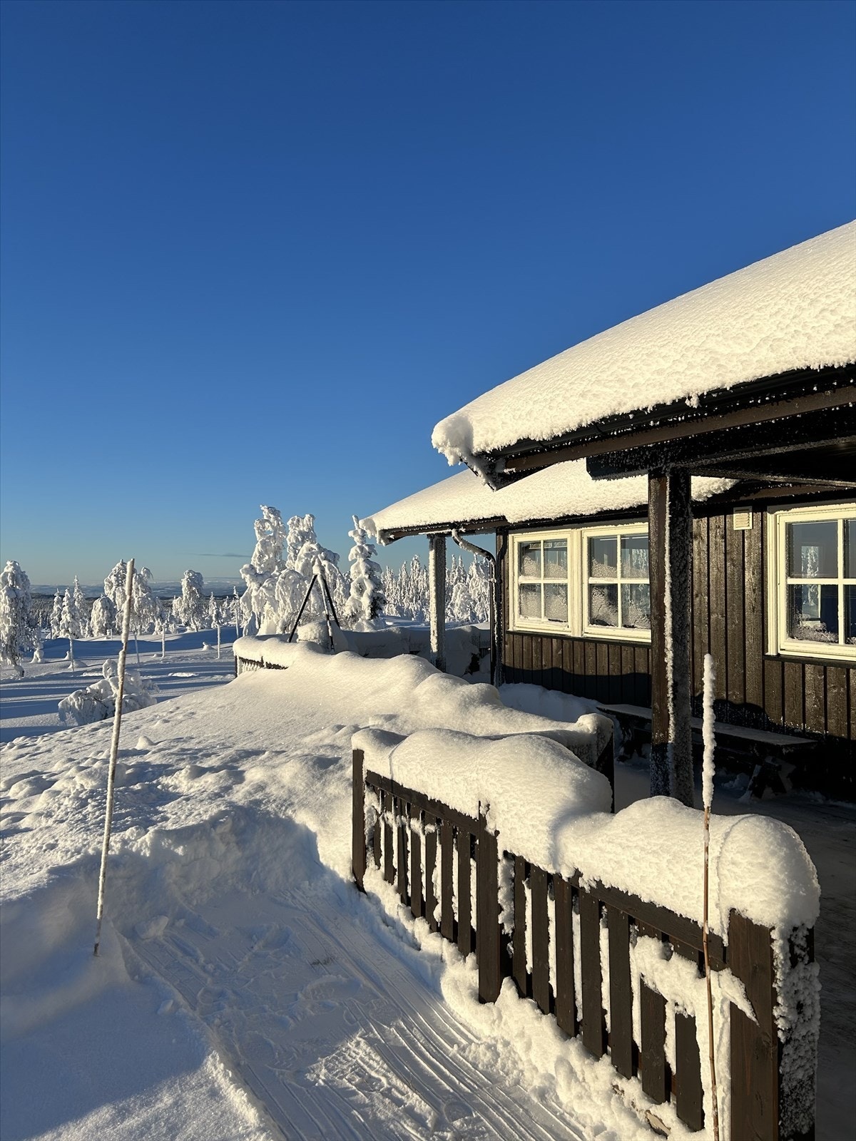 Terrassen har god plass til utemøbler. Galleribilde