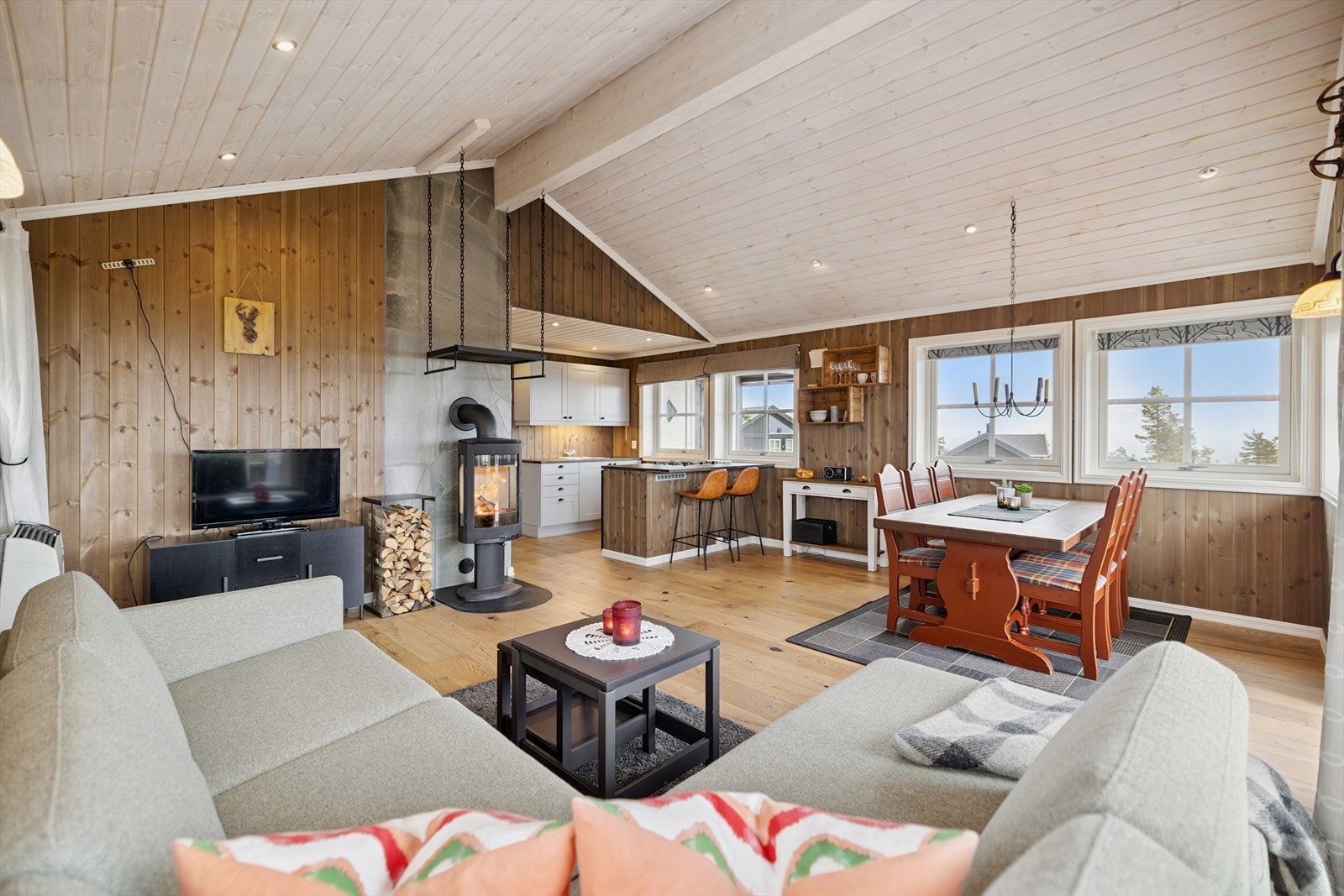 Stue og kjøkken har åpen løsning - hyttas naturlige samlingssted! Galleribilde