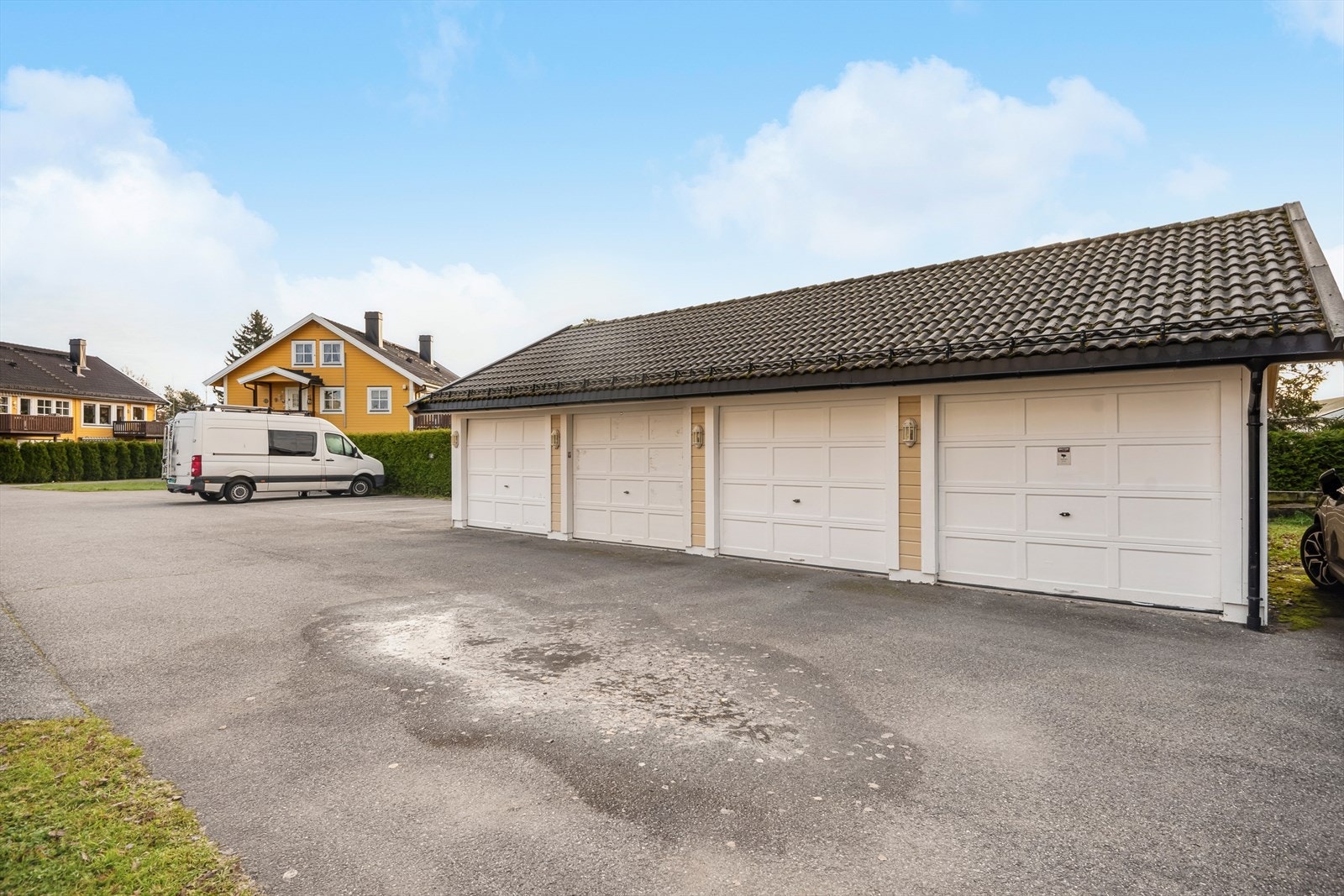 Leiligheten disponerer egen garasje Galleribilde