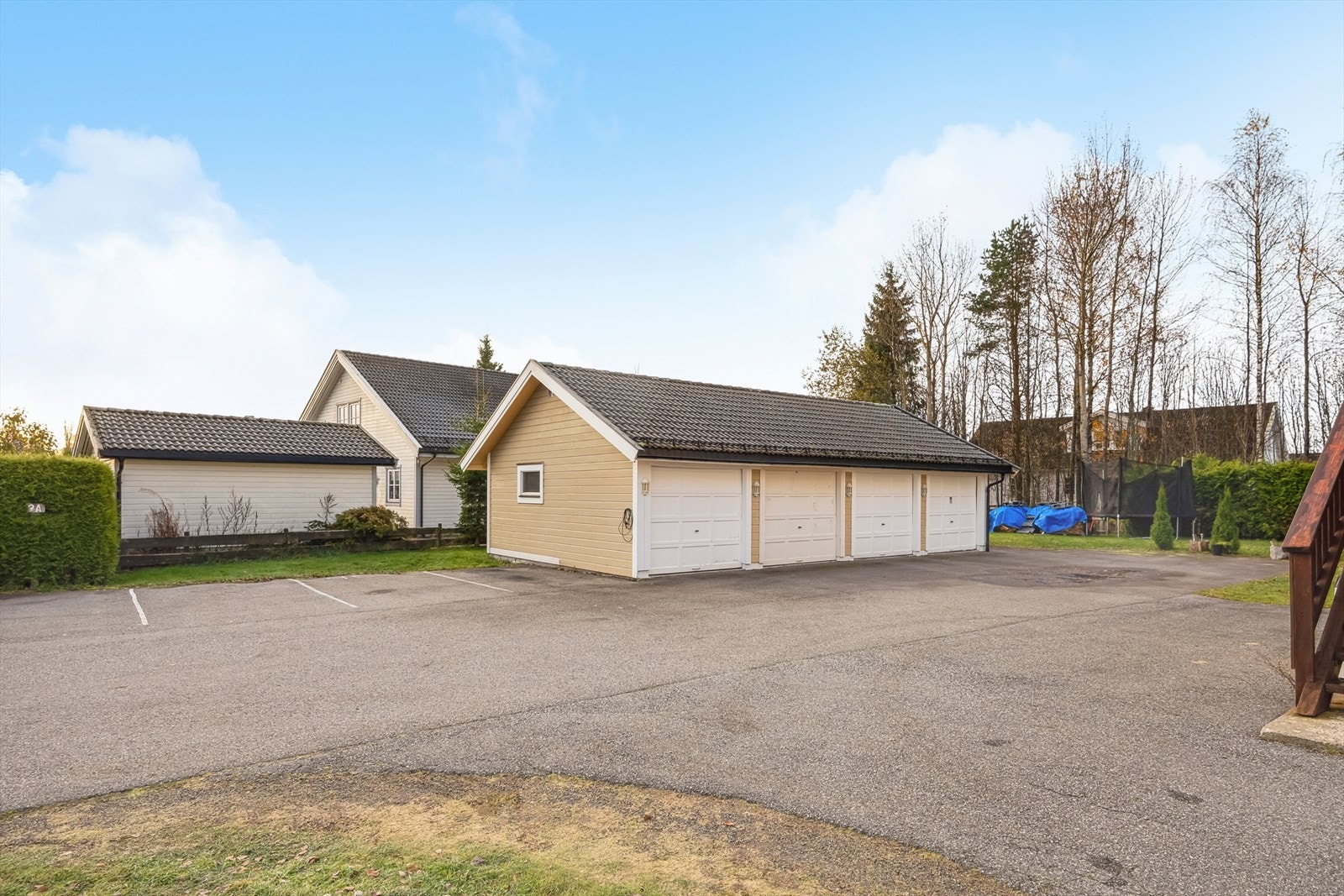 Gårdsplass med oppmerkede biloppstillingsplasser Galleribilde