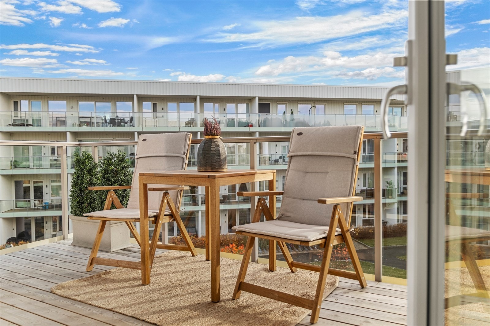 Fra stuen har du dirkete adgang til stor balkong med gode solforhold på hele 16 m². Galleribilde