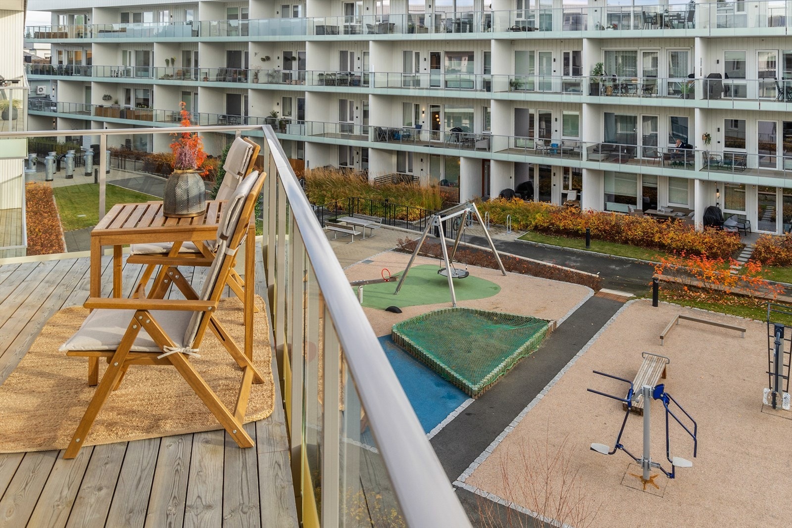 På fellesarealet utenfor leiligheten er det stort og godt opparbeidet uteområdet, perfekt for de små. Galleribilde