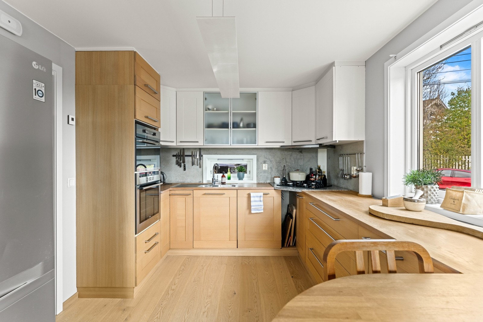 Kvik kjøkkeninnredning med profilerte fronter Galleribilde