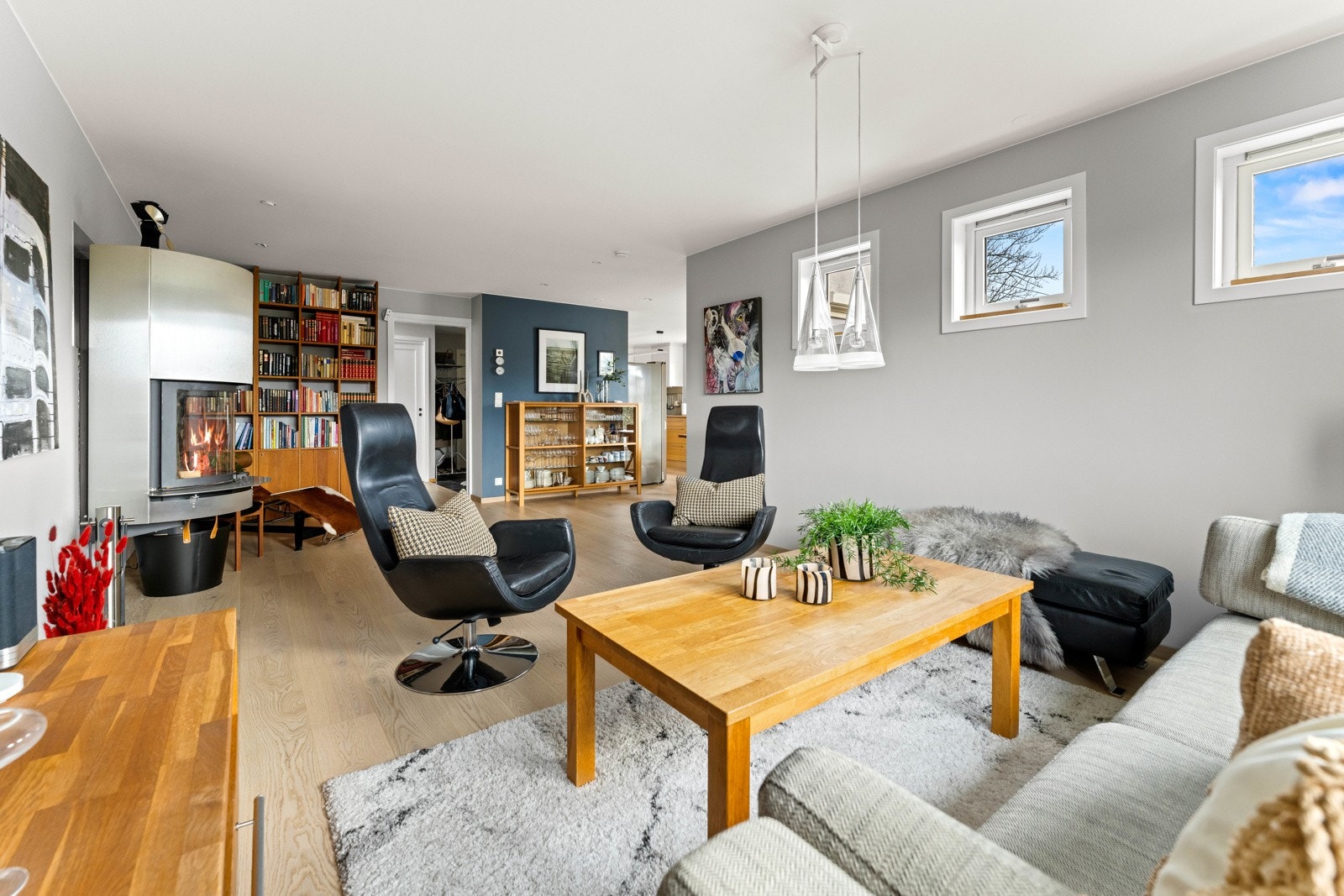 Stuen har naturlige soneinndelinger og har god plass til sofaløsning Galleribilde