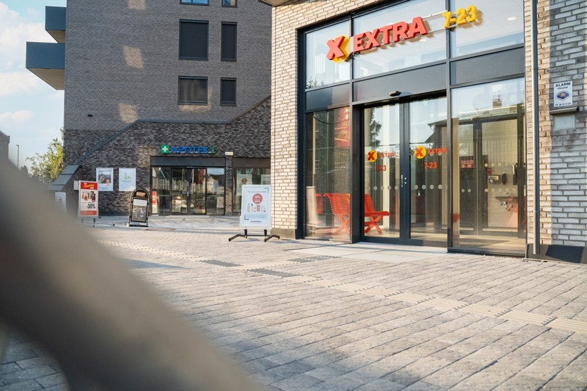 Kort vei til Skjettentoppen med matbutikk, apotek med mer Galleribilde