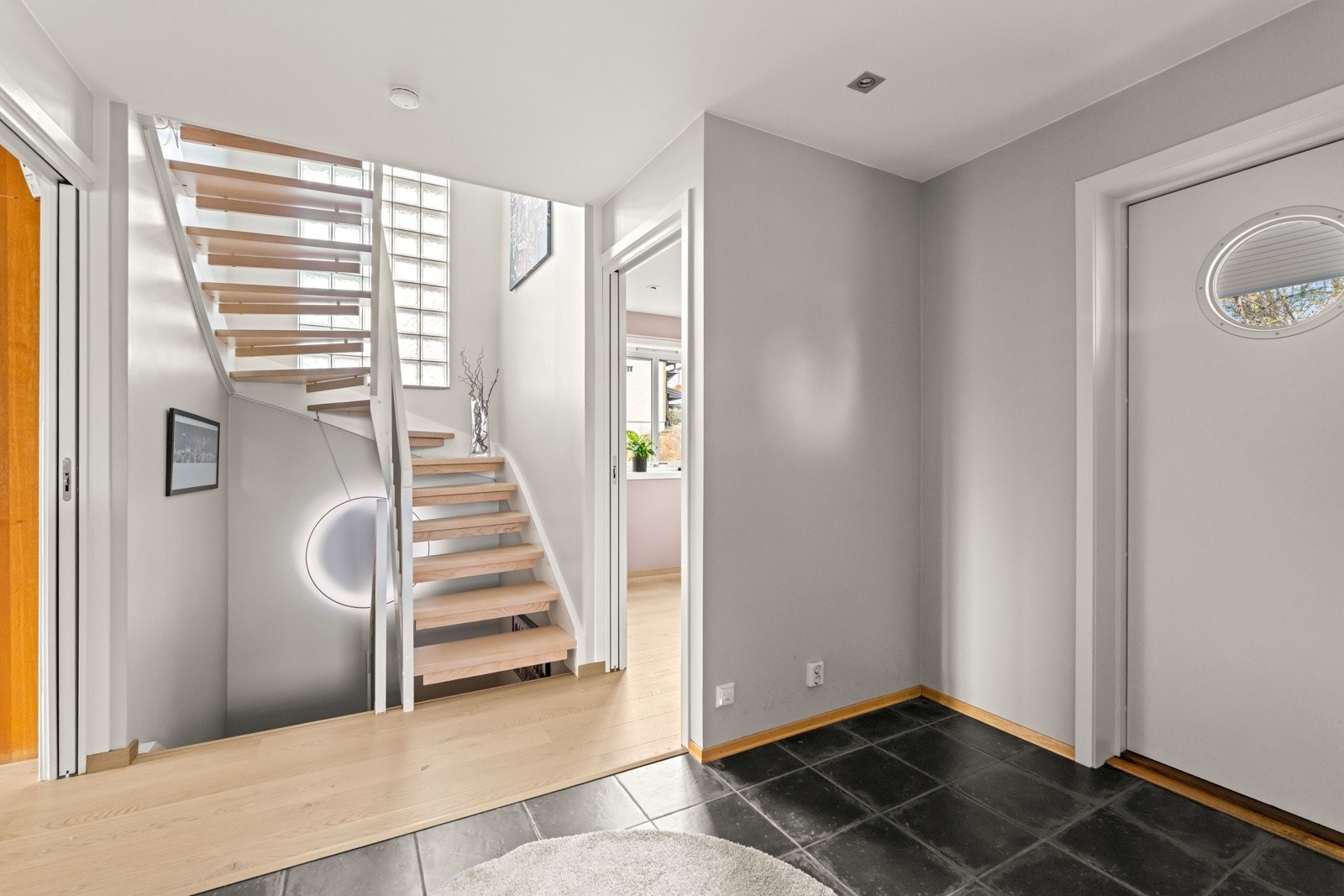 Romslig entré som gir et svært godt førsteinntrykk av husker Galleribilde