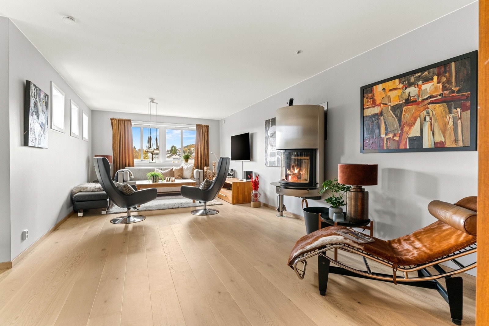 Lys stue med store vindusflater Galleribilde