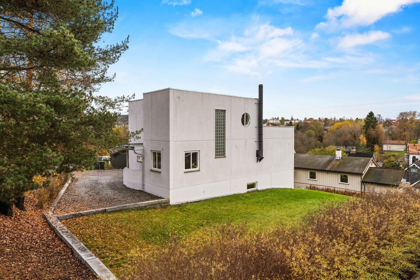 Høyt og fritt beliggenhet med sol og utsikt samt en tomt på 853 kvm. Galleribilde