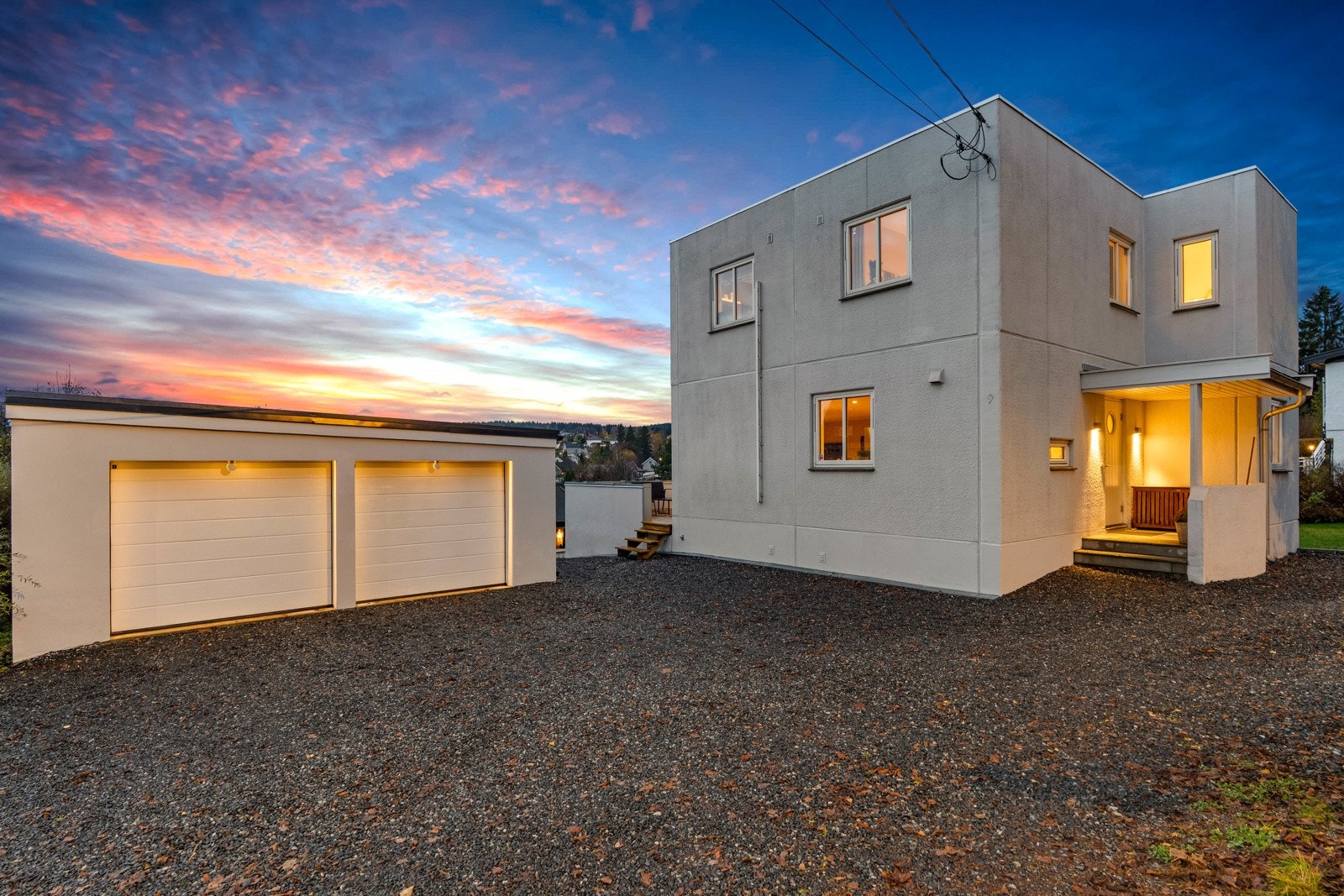 Velkommen til Skjettenveien 9! Innholdsrikt funkishus fra 2008 over tre plan med dobbelgarasje på 40 kvm Galleribilde