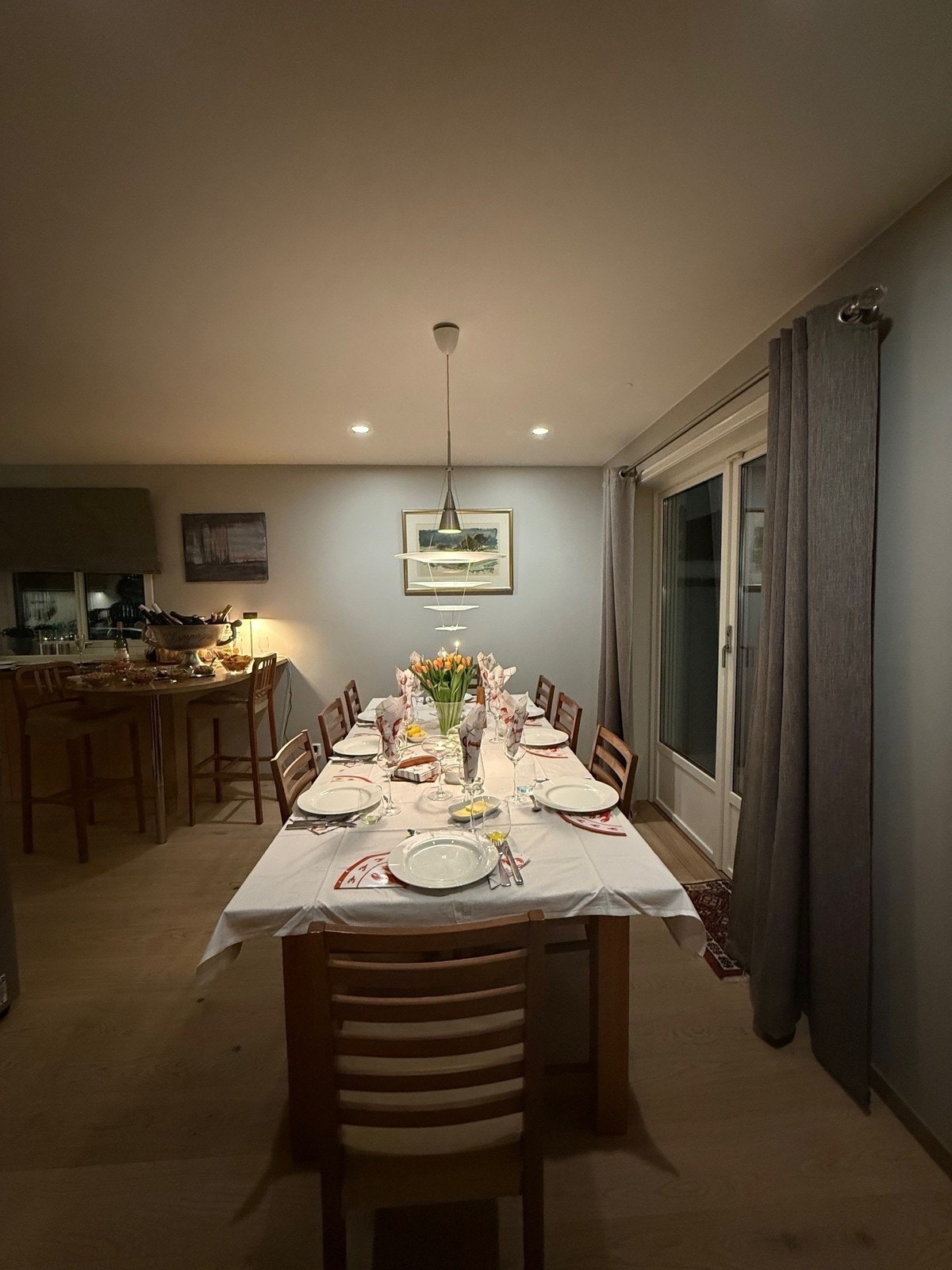 Kjøkkenet ligger i delvis åpen løsning til stuen og har god plass til spisebord med plass til mange gjester Galleribilde