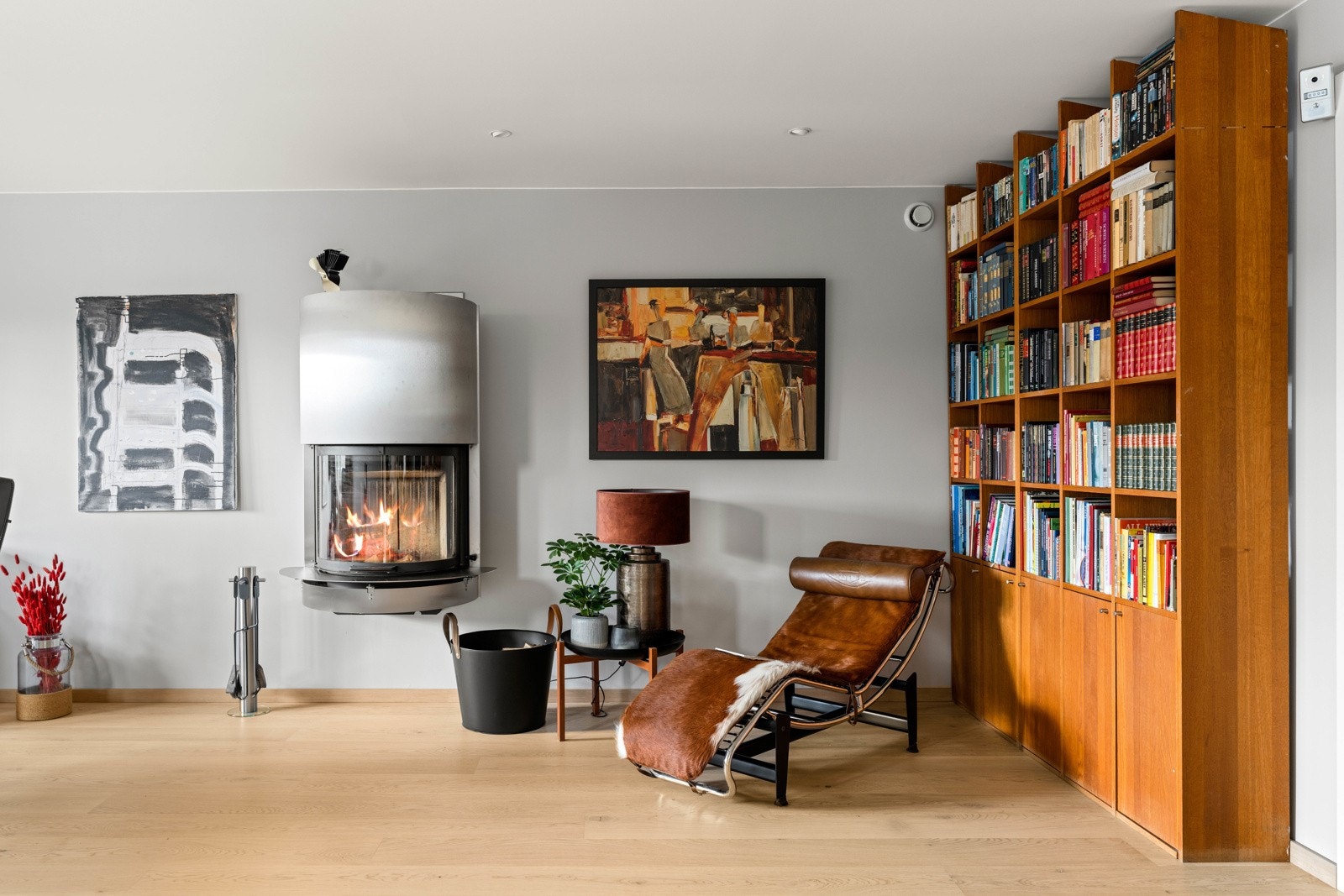 Vegghengt peis som er synlig fra alle sider av rommet Galleribilde