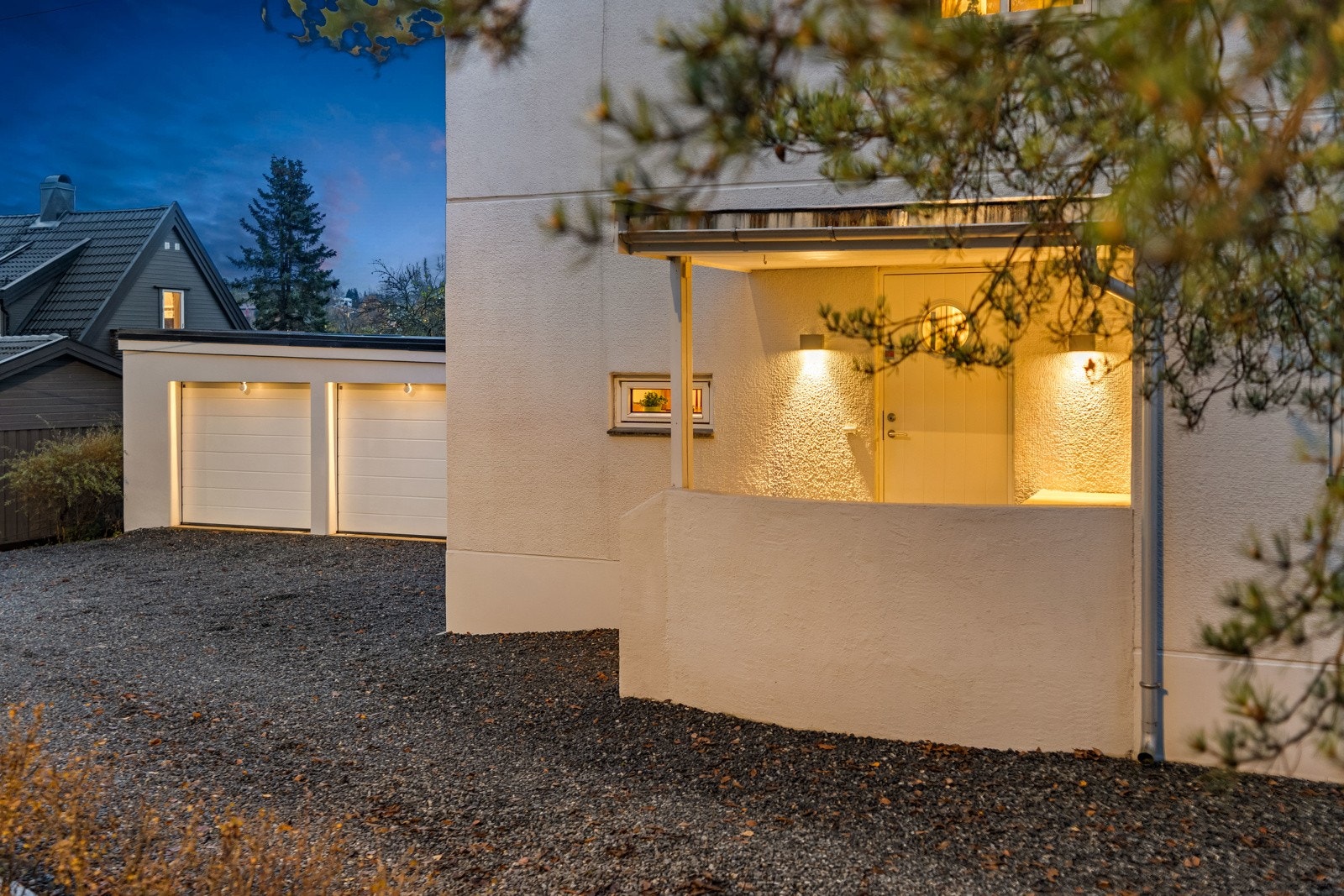 Hyggelig, overbygget inngangsparti med belysning Galleribilde