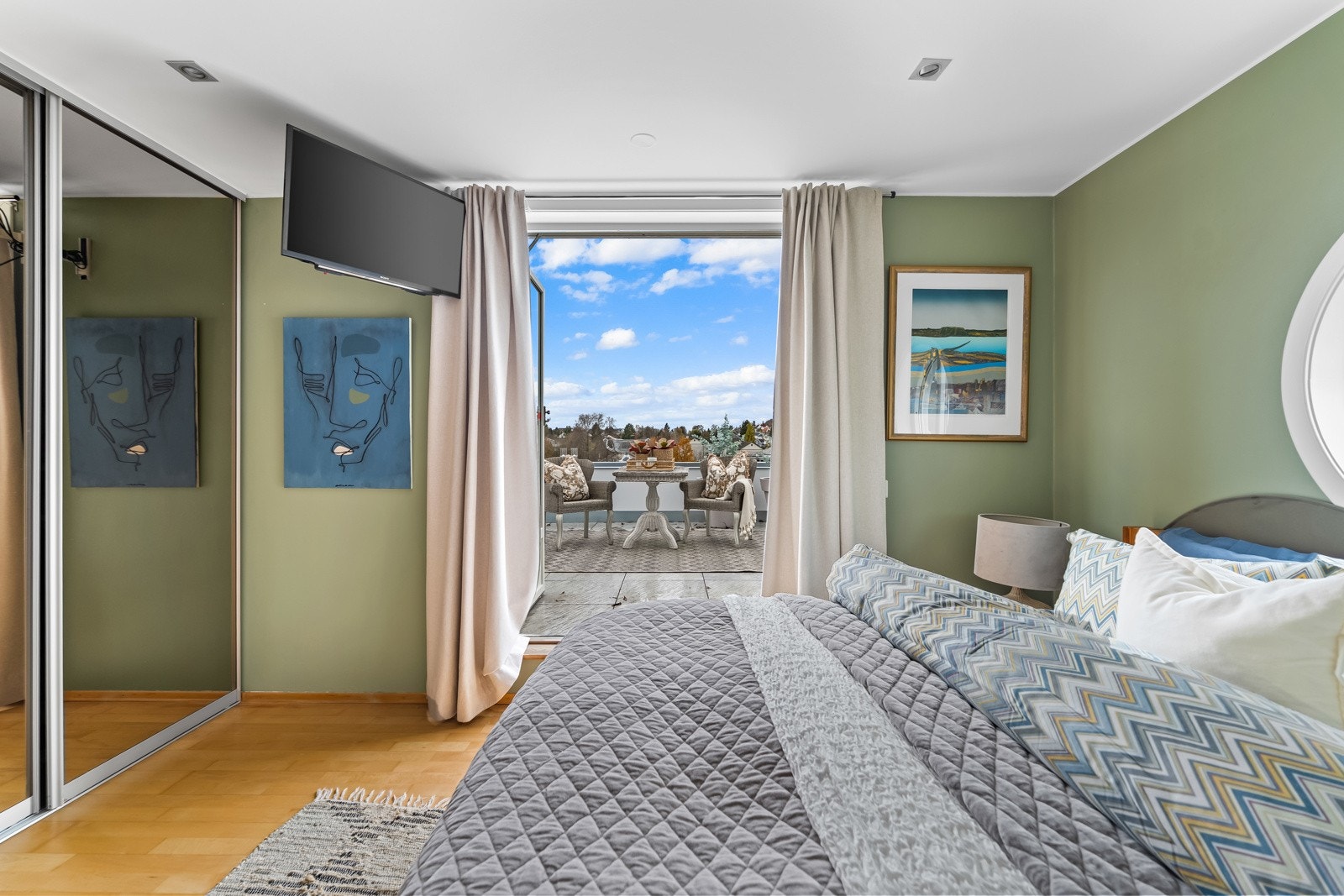 Praktisk skyvedørsgarderobe på en vegg Galleribilde