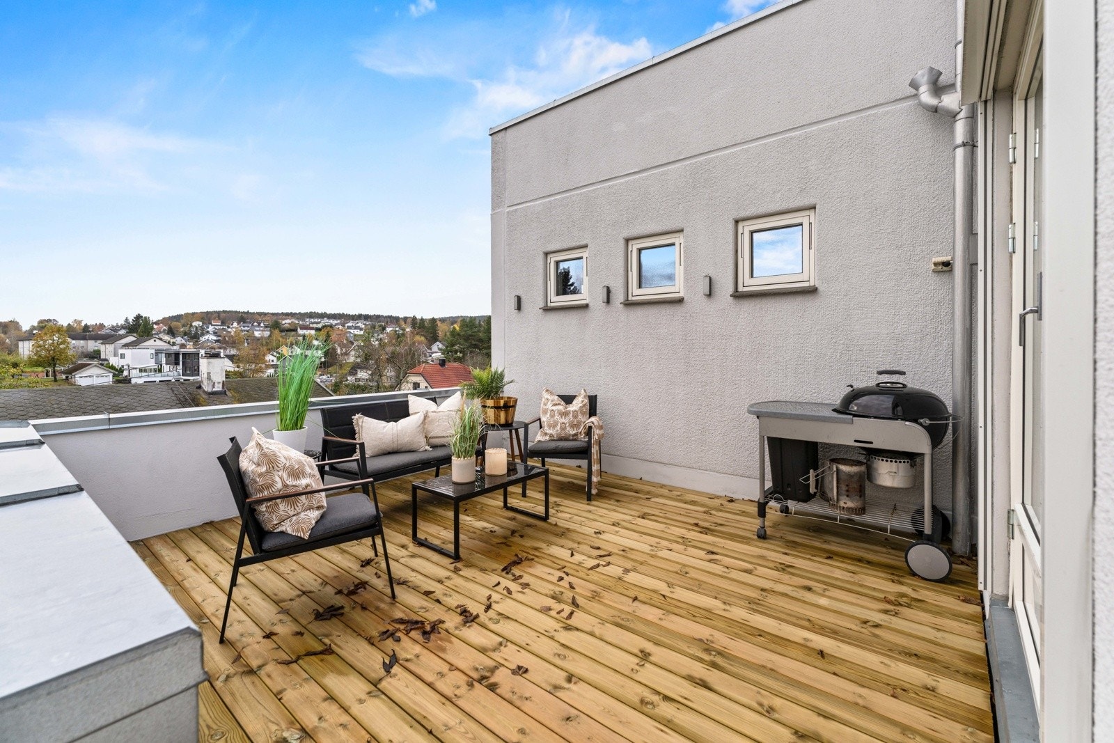 Huset har flere solrike uteplasser, en i hver etasje Galleribilde