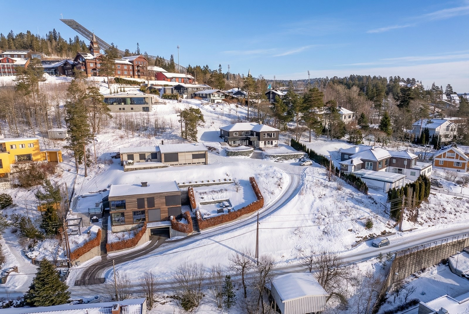 Tomten har en fantastisk beliggenhet i et meget veletablert og eksklusivt boligområde på Besserud på Holmenkollen Galleribilde