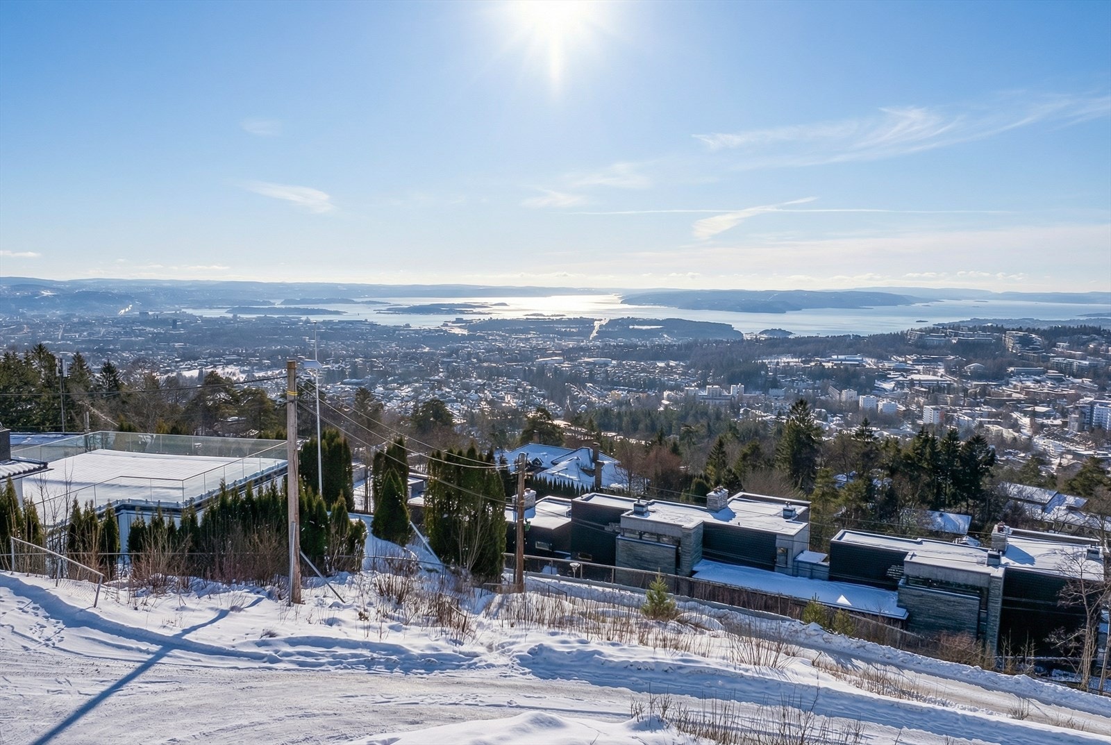 Solrik boligtomt på Besserud med panoramautsikt over by og fjord. Foto: Zovenfra Galleribilde
