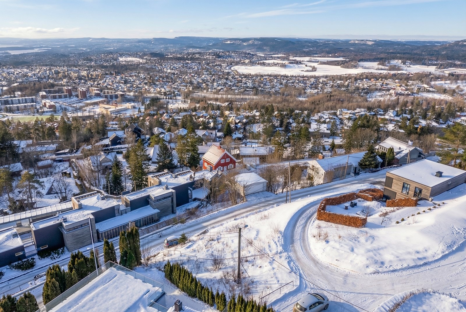 Eiendommen har tinglyst bruksrett til en garasjeplass i garasjeanlegg på Gnr 33 Bnr 1127 (Oberst Angells vei 5). Galleribilde